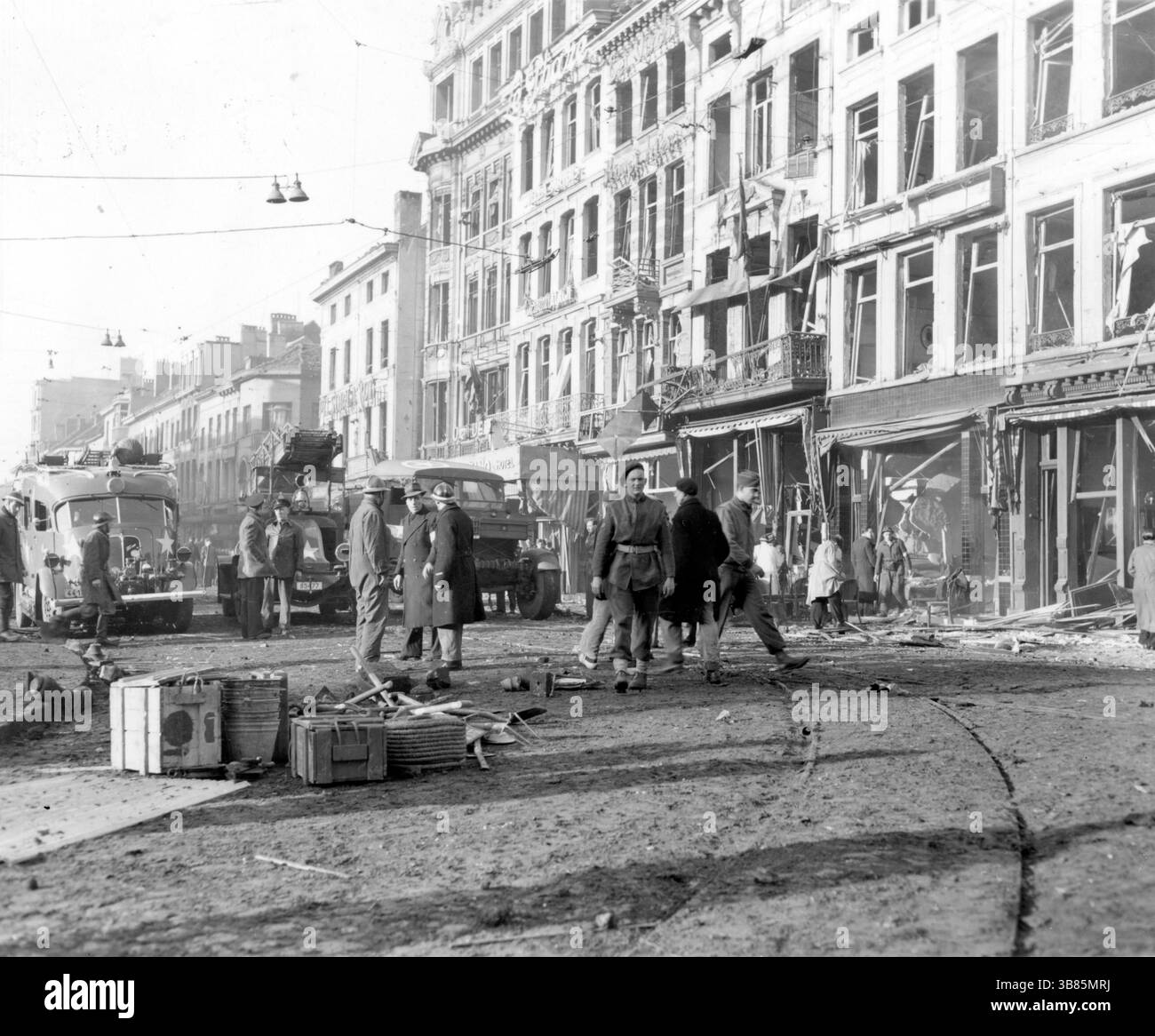 Les escadrons de sauvetage travaillent au milieu des dégâts causés dans une grande ville belge lorsqu'un V-1 allemand, bombe volante, a explosé. 5 janvier 1945. Les V-1 et V-2 étaient des armes redoutables, mais n'avaient aucun effet sur l'issue de la guerre. Le V-1 était une bombe volante qui est tombée lorsque son carburéacteur s'est épuisé. Le V2 était un missile balistique. Les deux ont été largement utilisés sur les villes d'Europe occidentale. Banque D'Images