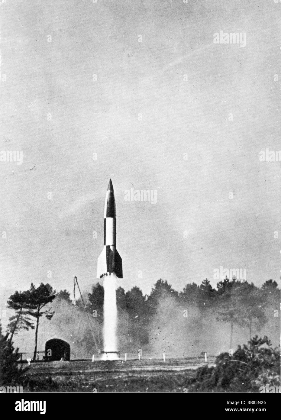 Une fusée V-2 allemande tirée par les Britanniques lors de l'opération Backfire après la guerre en 1945. L'opération Backfire était une opération scientifique militaire des Alliés occidentaux pendant et après la seconde Guerre mondiale, principalement menée par du personnel britannique. L'opération a été conçue pour évaluer complètement l'ensemble de la fusée V-2, interroger le personnel allemand spécialisé dans toutes les phases de celle-ci, puis tester et lancer des missiles à travers la mer du Nord. Banque D'Images