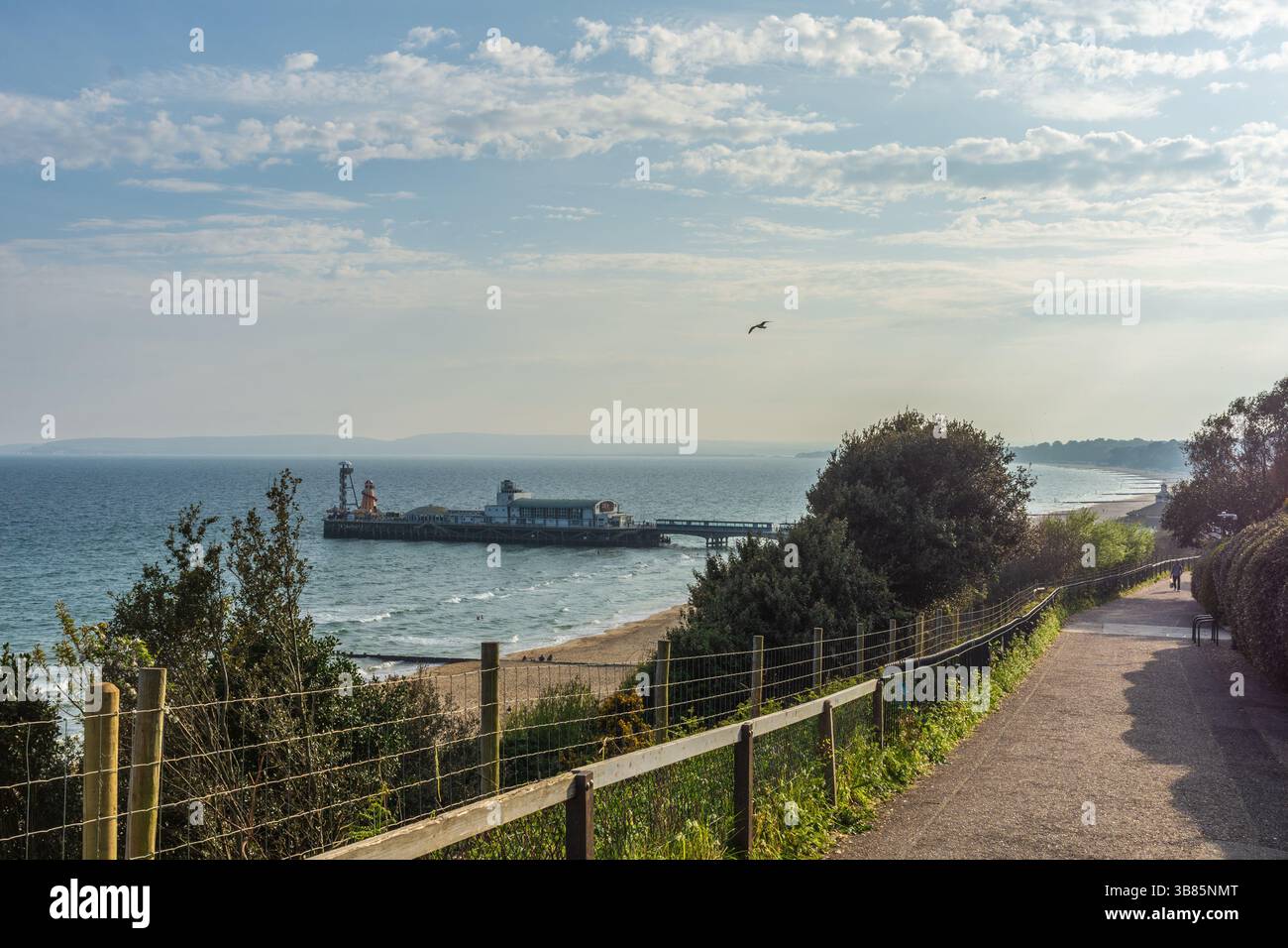 East Cliff Slope, Bournemouth, Royaume-Uni - 25 avril 2025 : vue sur la falaise de la jetée de Bournemouth. Banque D'Images