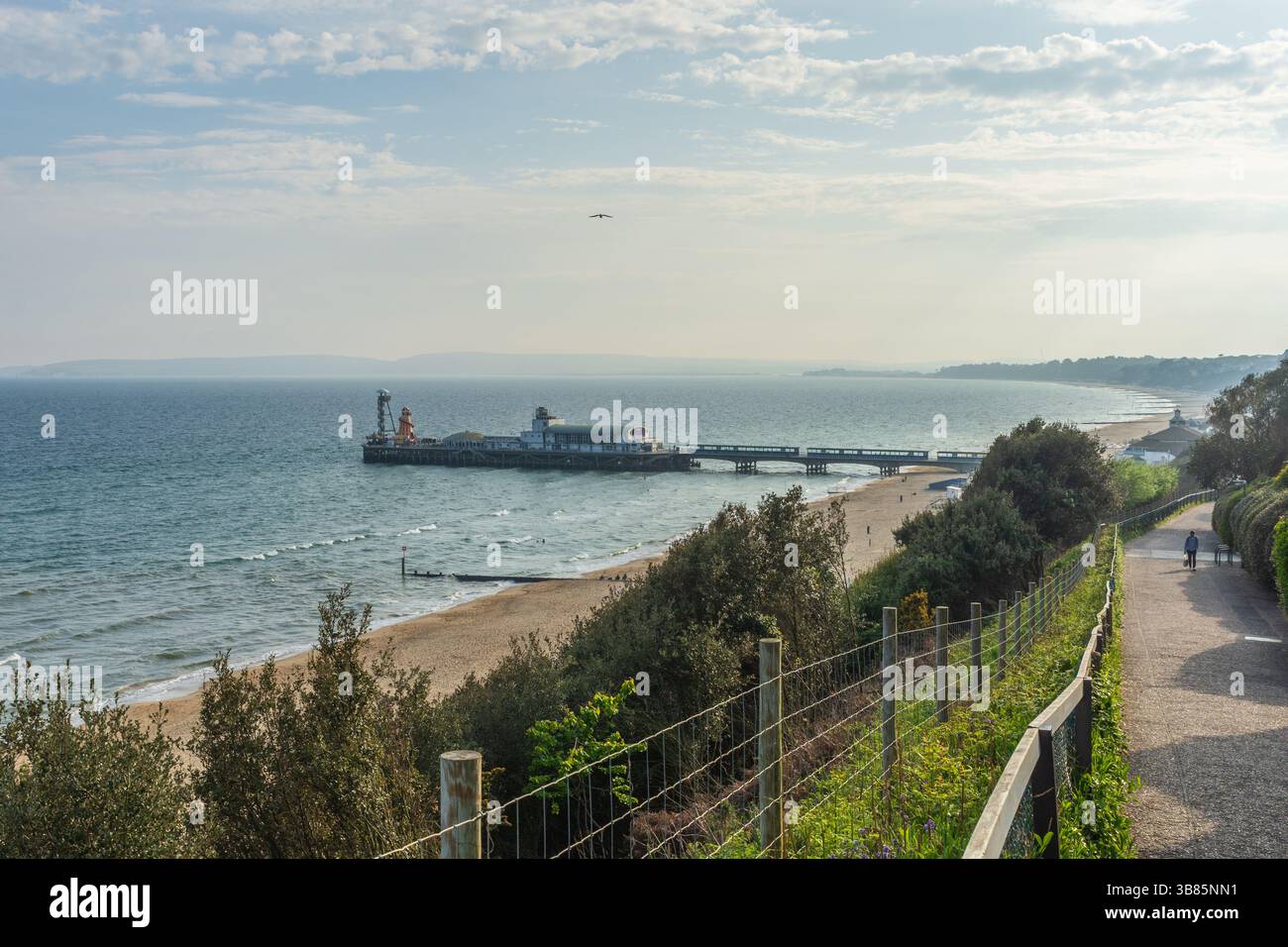 East Cliff Slope, Bournemouth, Royaume-Uni - 25 avril 2025 : vue sur la falaise de la jetée de Bournemouth. Banque D'Images