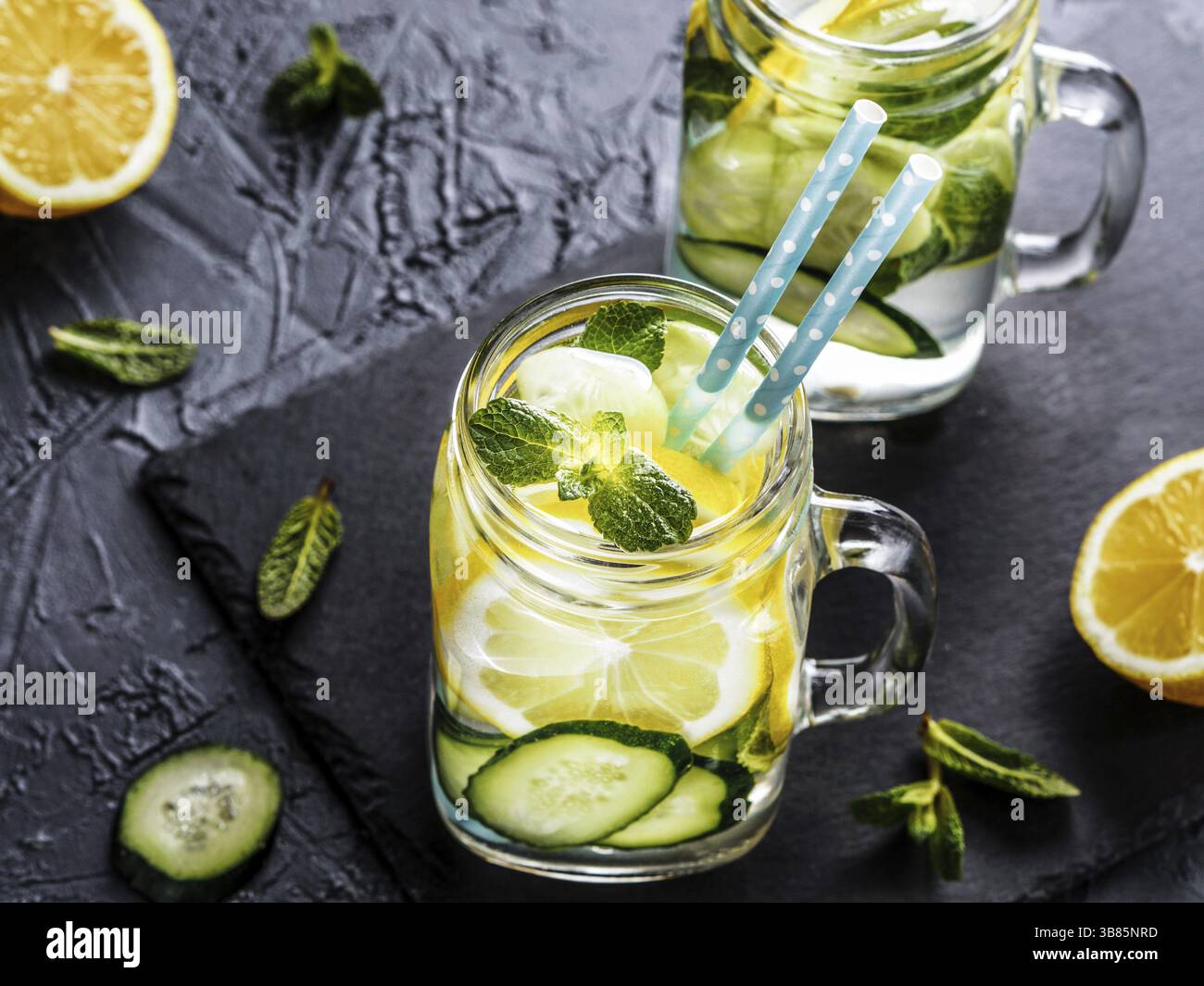 La désintoxication de l'eau avec le concombre, citron et menthe. Boisson d'été en pot Mason sur fond de béton foncé . Copy space Banque D'Images