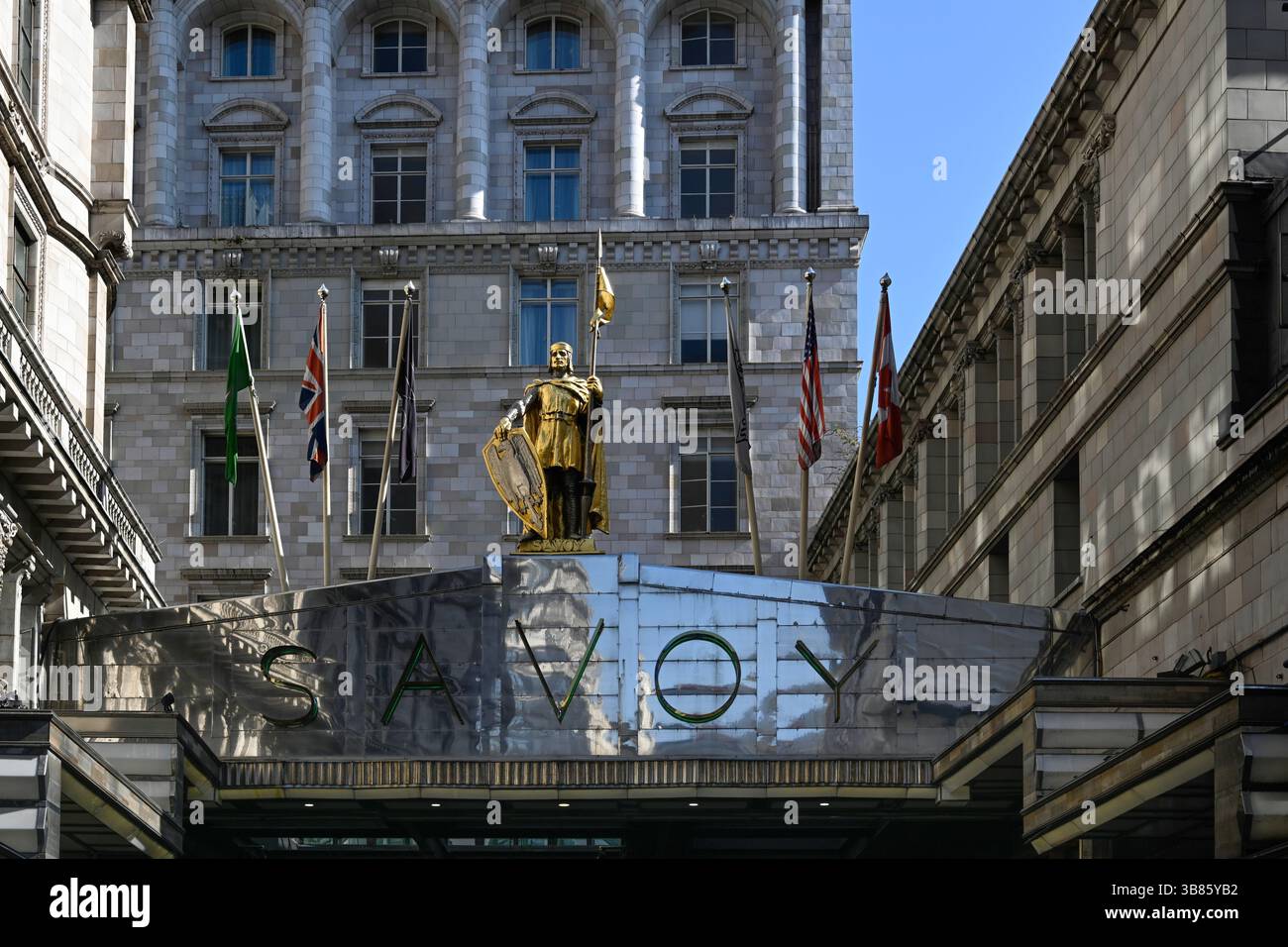 LONDRES, Royaume-Uni - 29 AVRIL 2025 : panneau et statue d'or du comte Pierre de Savoie au-dessus de l'entrée de l'hôtel Savoy Banque D'Images