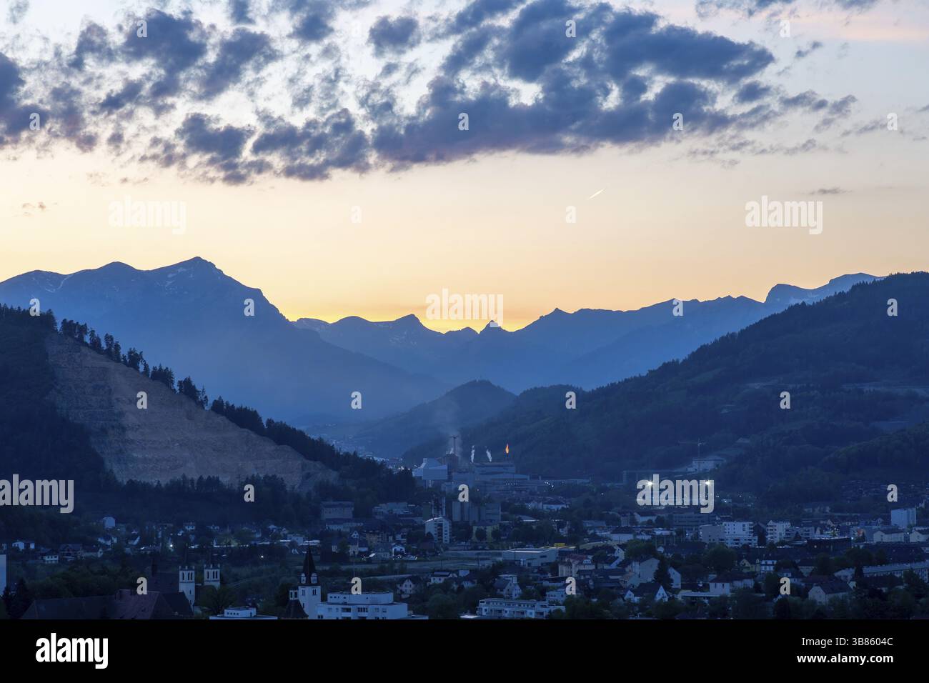 Ambiance du soir, coucher de soleil après coucher de soleil sur le massif du Reiting, vue sur Goess, quartier de Leoben, en arrière-plan Donawitz avec l'acier alpin Voest Banque D'Images