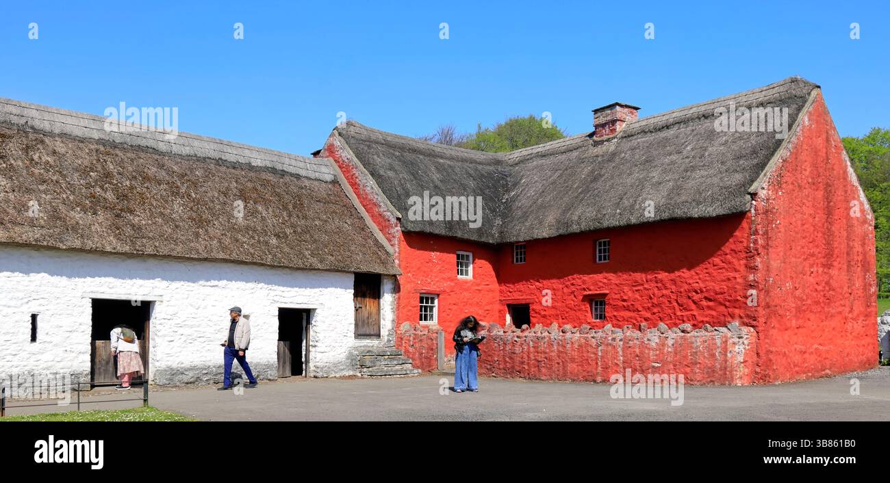 Ferme au toit de chaume de Kennixton, musée national d'histoire de St Fagans, Cardiff, pays de Galles du Sud. Prise avril 2025 printemps Banque D'Images