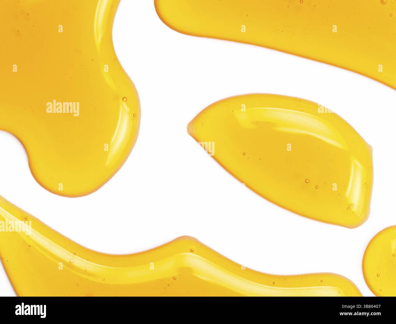 Gouttes de miel. Motif abstrait de gouttes de miel. Isolé sur blanc avec chemin de détourage. Peut être utilisé pour la conception. Copier l'espace pour le texte Banque D'Images