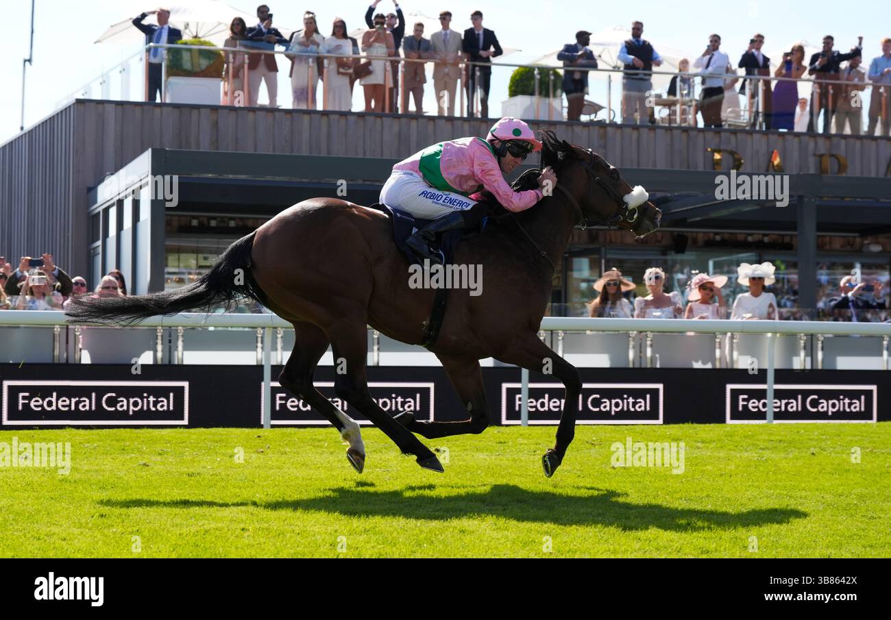 Hammer the Hammer monté par Tom Eaves sur leur chemin pour remporter le handicap de la capitale fédérale de l'amour lors de la journée des essais du festival Boodles May à l'hippodrome de Chester. Date de la photo : mercredi 7 mai 2025. Banque D'Images