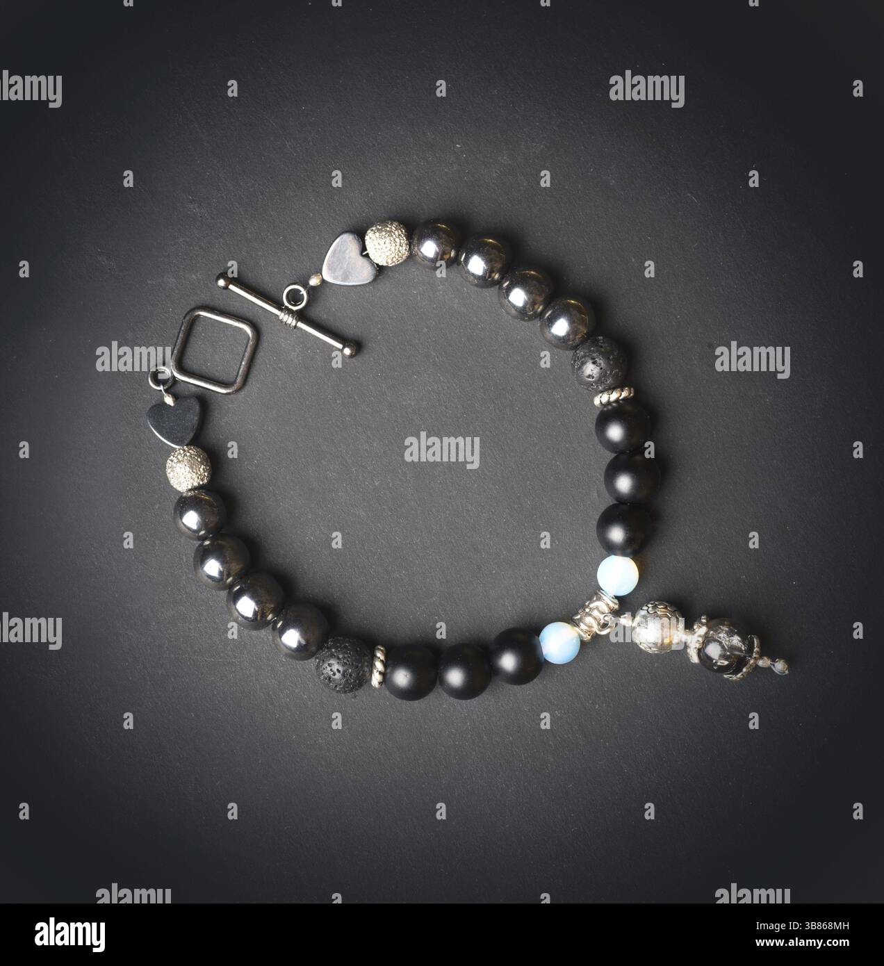 Bijou bracelet fait main avec des pierres semi-précieuses sur fond noir Banque D'Images