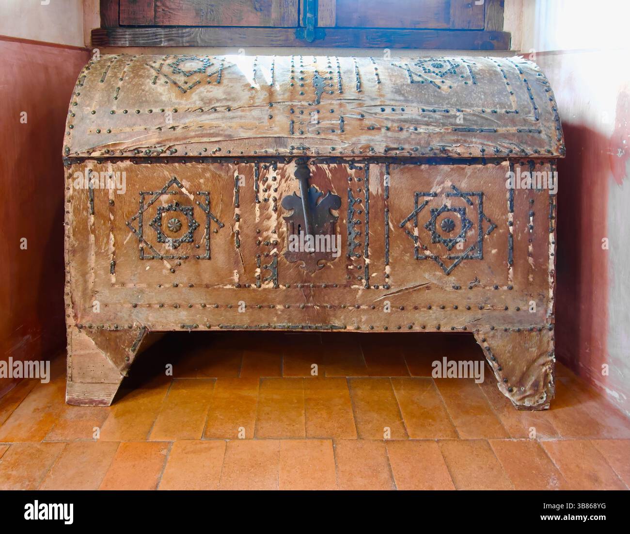 Boîte forte cloutée dans le monastère de Yuste Cuacos de Yuste Caceres Extremadura Espagne Europe Banque D'Images