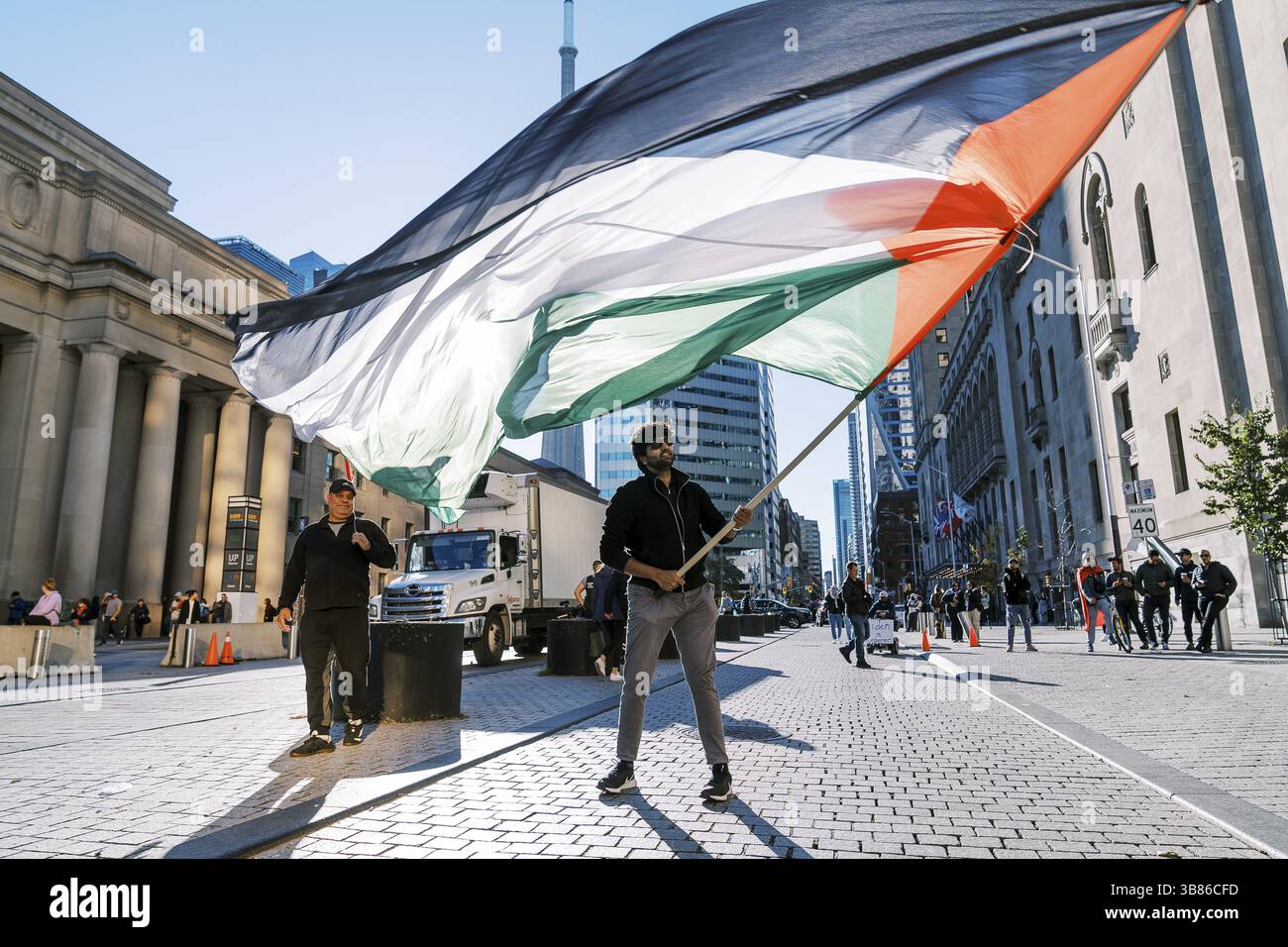 Toronto, Canada - 28 octobre 2023 : marche anti-guerre à Toronto par les Palestiniens contre l'agression israélienne à Gaza. Manifestation pacifique de la ville contre l'Isra Banque D'Images