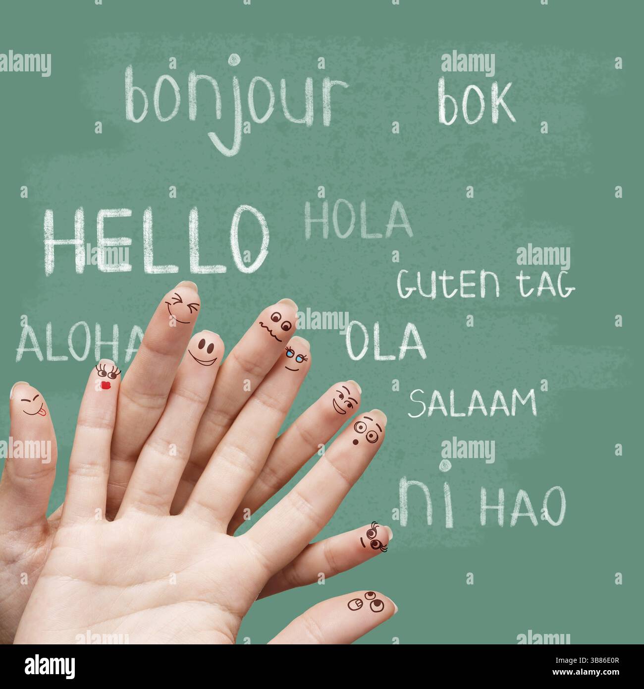 Bonjour en différentes langues sur un tableau vert Banque D'Images