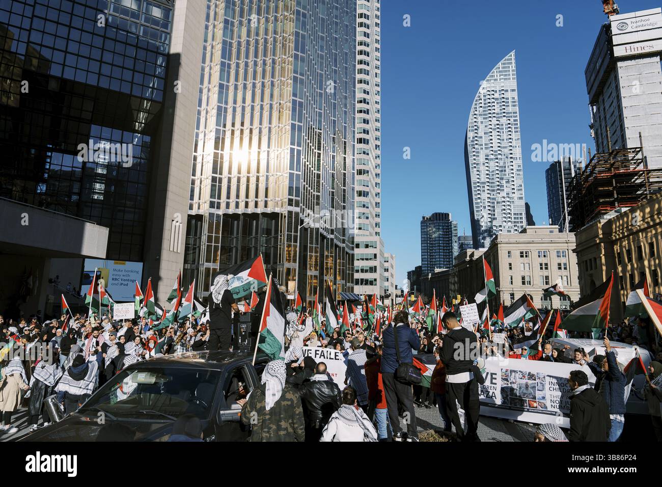 Toronto, Canada - 28 octobre 2023 : marche anti-guerre à Toronto par les Palestiniens contre l'agression israélienne à Gaza. Manifestation pacifique de la ville contre l'Isra Banque D'Images