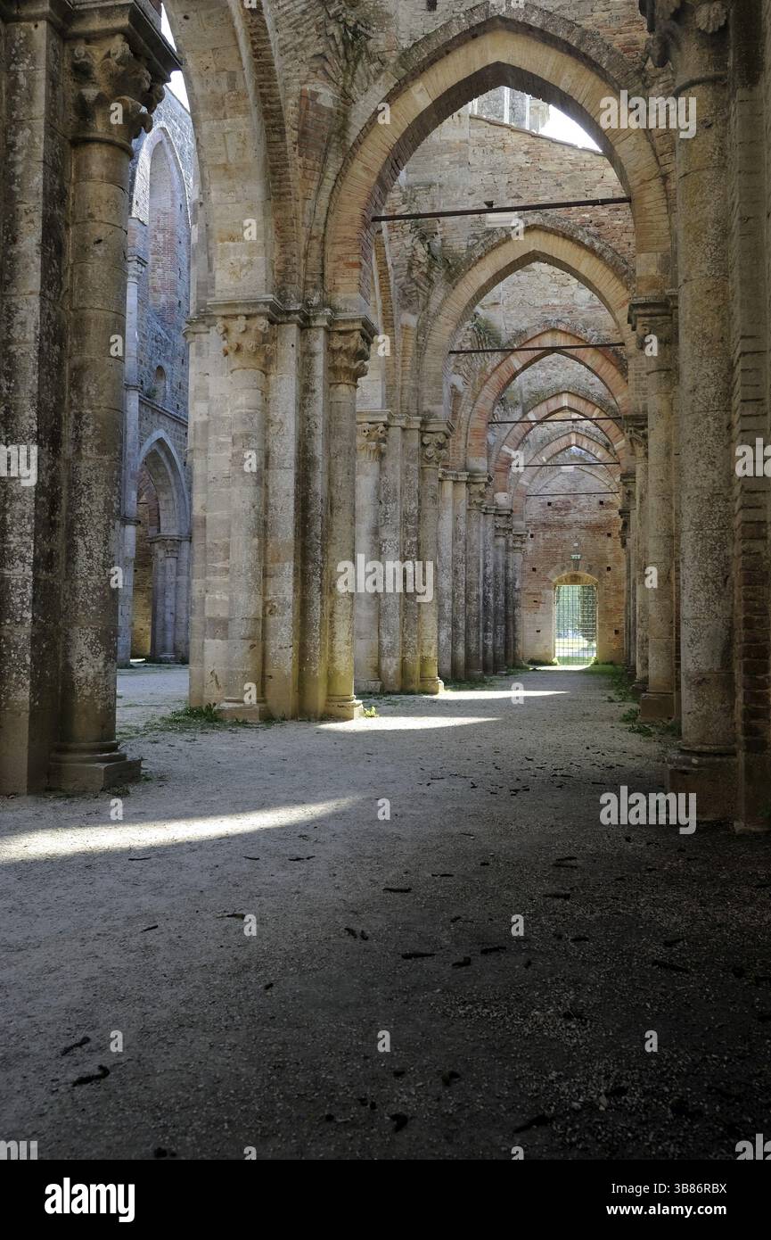 Une impressionnante et belle columnade gothique en Toscane Banque D'Images