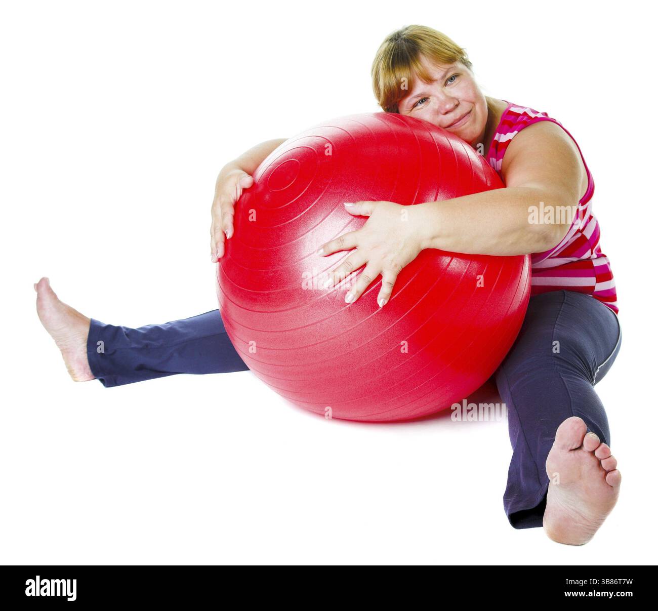 Grosse femme fatiguée avec une grosse balle de gymnastique rouge Banque D'Images
