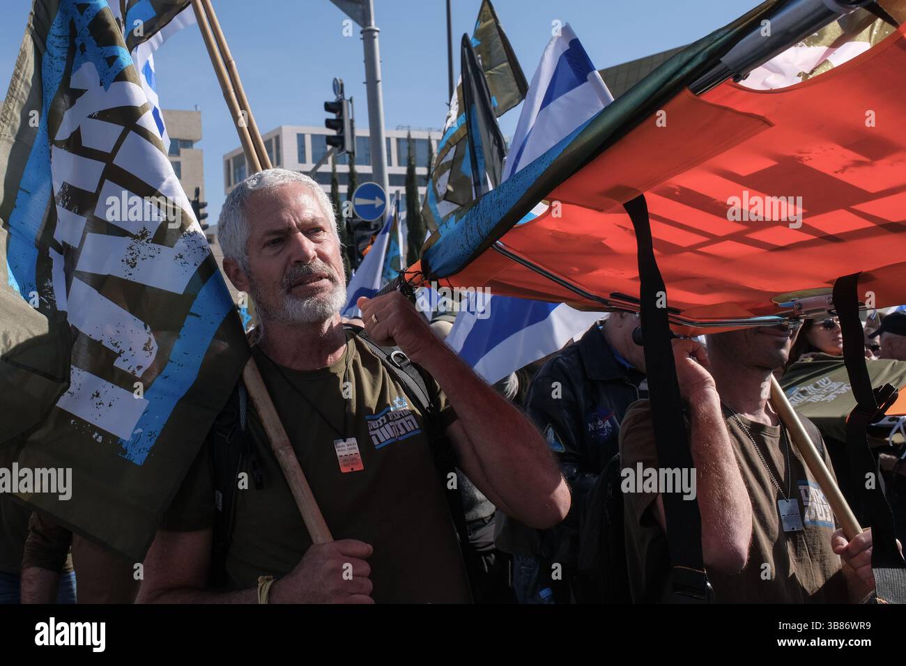 26 février 2024, Jérusalem, Israël : des manifestants se rassemblent devant la Cour suprême d'Israël alors que les juges entendent des appels contestant les réformes proposées par Netanyahou en matière de service militaire. Le projet de loi vise à étendre le service obligatoire pour les hommes et les réservistes, tandis que les manifestants exigent un partage égal du fardeau et la fin des exemptions pour les communautés ultra orthodoxes, appelant à ce que tout le monde passe sous le brancard. (Crédit image : © Nir Alon/ZUMA Press Wire) Banque D'Images