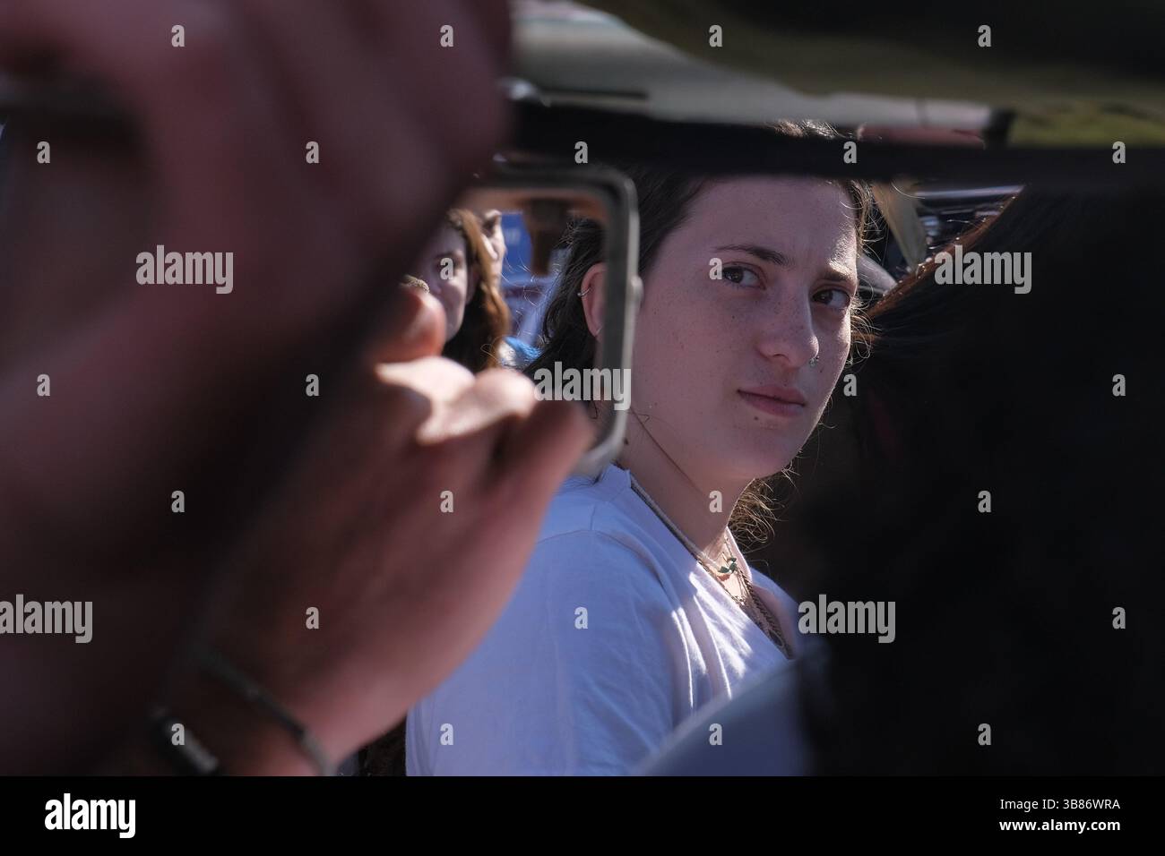 26 février 2024, Jérusalem, Israël : des manifestants se rassemblent devant la Cour suprême d'Israël alors que les juges entendent des appels contestant les réformes proposées par Netanyahou en matière de service militaire. Le projet de loi vise à étendre le service obligatoire pour les hommes et les réservistes, tandis que les manifestants exigent un partage égal du fardeau et la fin des exemptions pour les communautés ultra orthodoxes, appelant à ce que tout le monde passe sous le brancard. (Crédit image : © Nir Alon/ZUMA Press Wire) Banque D'Images