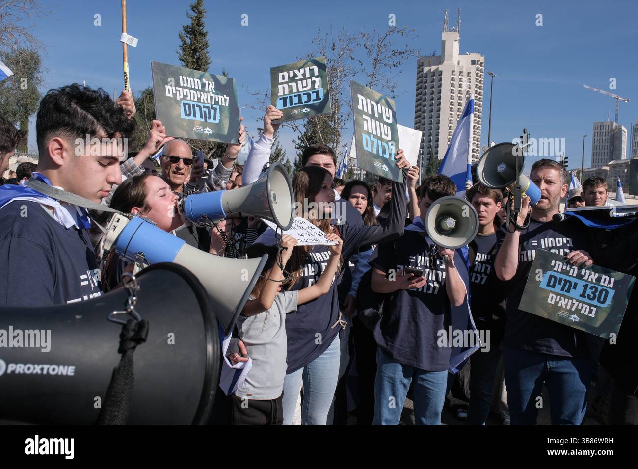 26 février 2024, Jérusalem, Israël : des manifestants se rassemblent devant la Cour suprême d'Israël alors que les juges entendent des appels contestant les réformes proposées par Netanyahou en matière de service militaire. Le projet de loi vise à étendre le service obligatoire pour les hommes et les réservistes, tandis que les manifestants exigent un partage égal du fardeau et la fin des exemptions pour les communautés ultra orthodoxes, appelant à ce que tout le monde passe sous le brancard. (Crédit image : © Nir Alon/ZUMA Press Wire) Banque D'Images
