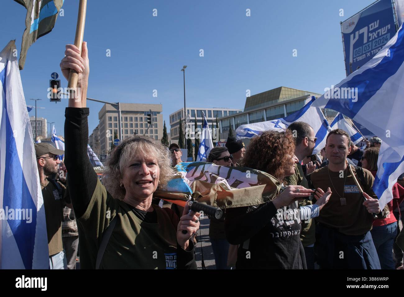 26 février 2024, Jérusalem, Israël : des manifestants se rassemblent devant la Cour suprême d'Israël alors que les juges entendent des appels contestant les réformes proposées par Netanyahou en matière de service militaire. Le projet de loi vise à étendre le service obligatoire pour les hommes et les réservistes, tandis que les manifestants exigent un partage égal du fardeau et la fin des exemptions pour les communautés ultra orthodoxes, appelant à ce que tout le monde passe sous le brancard. (Crédit image : © Nir Alon/ZUMA Press Wire) Banque D'Images