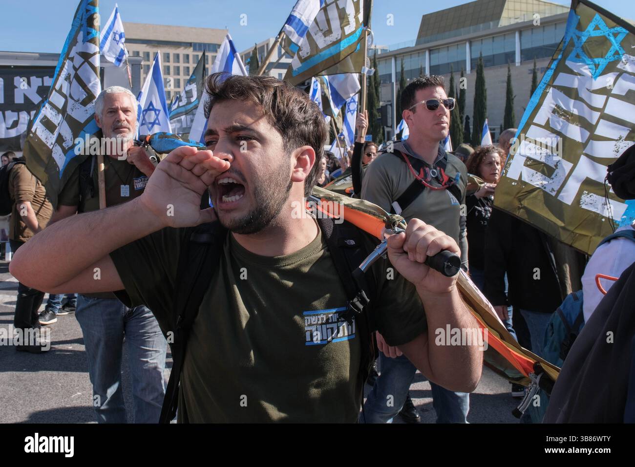 26 février 2024, Jérusalem, Israël : des manifestants se rassemblent devant la Cour suprême d'Israël alors que les juges entendent des appels contestant les réformes proposées par Netanyahou en matière de service militaire. Le projet de loi vise à étendre le service obligatoire pour les hommes et les réservistes, tandis que les manifestants exigent un partage égal du fardeau et la fin des exemptions pour les communautés ultra orthodoxes, appelant à ce que tout le monde passe sous le brancard. (Crédit image : © Nir Alon/ZUMA Press Wire) Banque D'Images