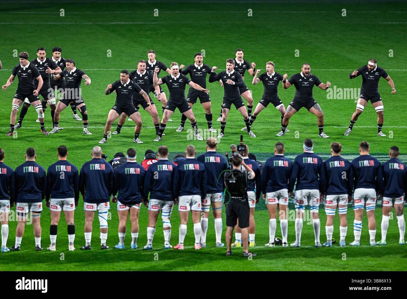 Turin, Italie - 23 novembre : les joueurs italiens affrontent l'équipe néo-zélandaise alors que Codie Taylor, néo-zélandais, mène le Haka avant la série des Nations d'automne Banque D'Images