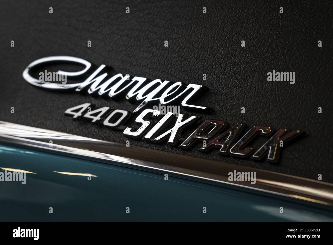 PAAREN Im GLIEN, Allemagne - 03 OCTOBRE 2020 : emblème d'une voiture intermédiaire Dodge charger R/T, gros plan. Le salon de la voiture classique 2020 Banque D'Images