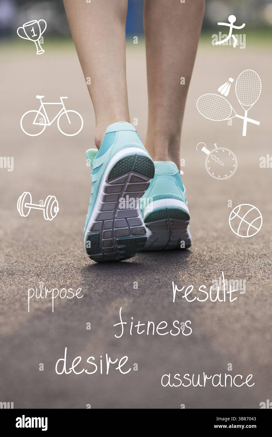 Pieds de femme en baskets avec des icônes sportives. Concept fitness Banque D'Images