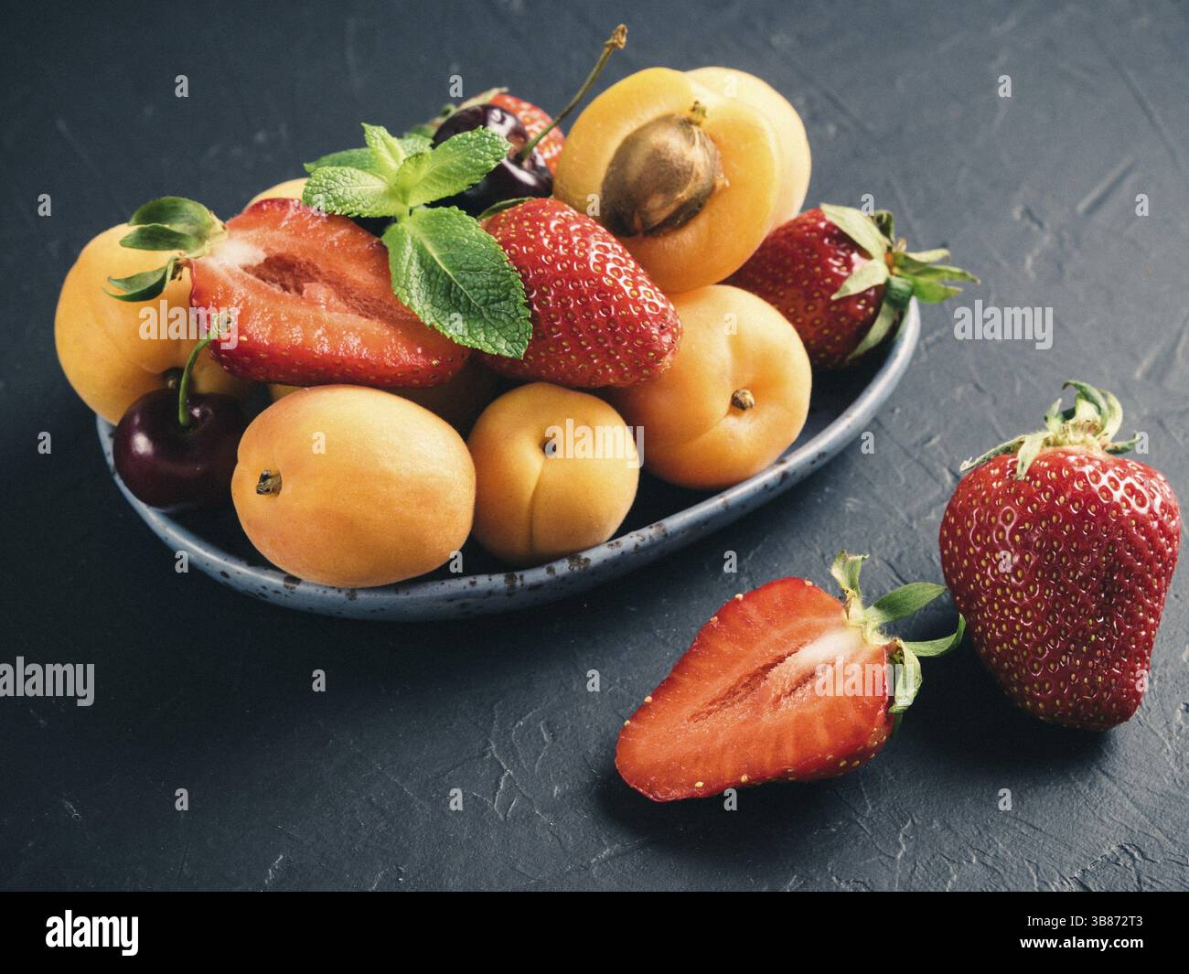 Fraise mûre, abricot et bleuets Banque D'Images