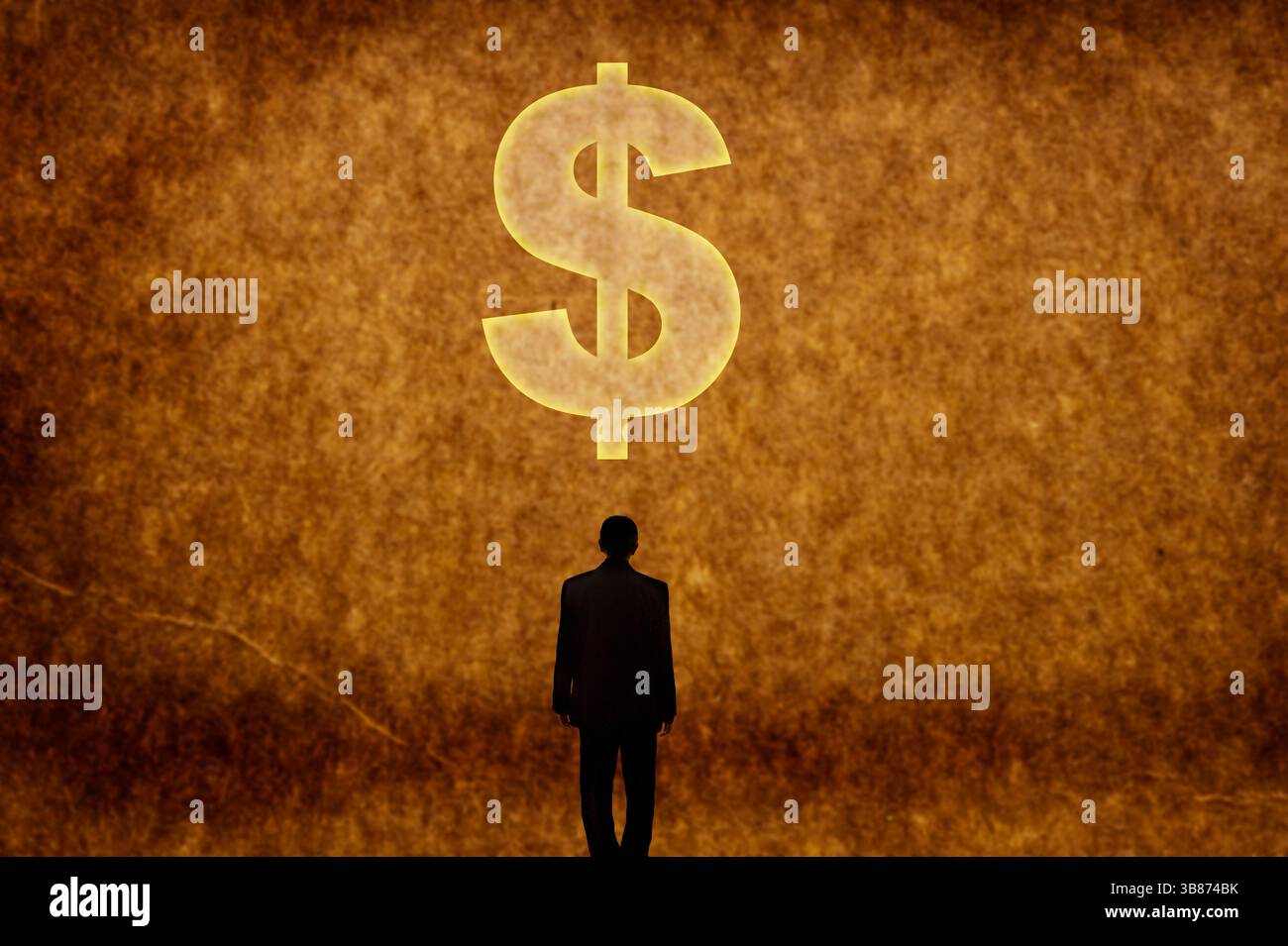 homme d'affaires debout devant un mur avec un énorme signe de dollar Banque D'Images