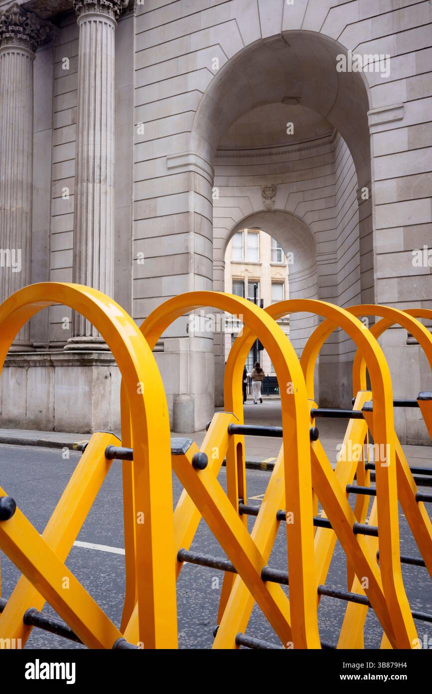 La construction des portes tortues et l'architecture voûtée de la Banque d'Angleterre dans la City de Londres, le quartier financier de la capitale, le 7 mai 2025, à Londres, Angleterre. La Banque d'Angleterre est la banque centrale du Royaume-Uni et le modèle sur lequel la plupart des banques centrales modernes ont été basées. Fondée en 1694, elle est la deuxième plus ancienne banque centrale du monde. La reconstruction de la banque par Sir Herbert Baker, démolissant la plupart des bâtiments antérieurs de Sir John Soane, a été décrite par l'historien de l'architecture Nikolaus Pevsner comme « le plus grand crime architectural, dans la ville de Londres, de la twe Banque D'Images
