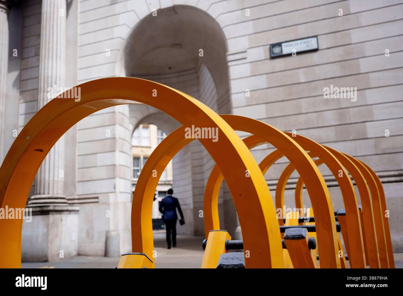 La construction des portes tortues et l'architecture voûtée de la Banque d'Angleterre dans la City de Londres, le quartier financier de la capitale, le 7 mai 2025, à Londres, Angleterre. La Banque d'Angleterre est la banque centrale du Royaume-Uni et le modèle sur lequel la plupart des banques centrales modernes ont été basées. Fondée en 1694, elle est la deuxième plus ancienne banque centrale du monde. La reconstruction de la banque par Sir Herbert Baker, démolissant la plupart des bâtiments antérieurs de Sir John Soane, a été décrite par l'historien de l'architecture Nikolaus Pevsner comme « le plus grand crime architectural, dans la ville de Londres, de la twe Banque D'Images