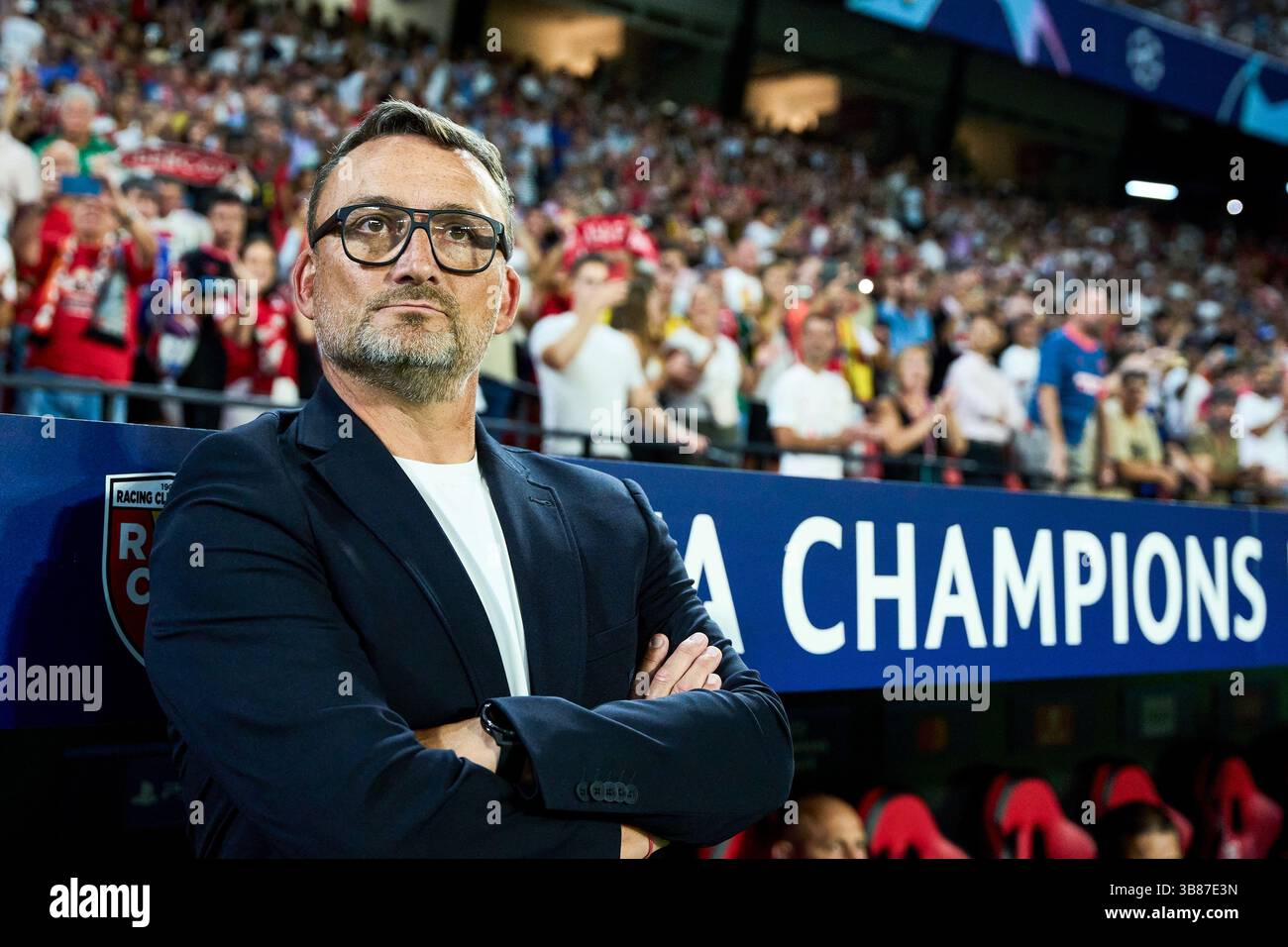 20 septembre 2023 : Franck Haise, entraîneur-chef du RC Lens, regarde le match de l'UEFA Champions League, Groupe B, entre le Sevilla FC et le RC Lens au stade Ramon Sanchez-Pizjuan le 20 septembre 2023 à Séville, Espagne. (Crédit image : © Joaquin Corchero/AFP7 via ZUMA Press Wire) Banque D'Images