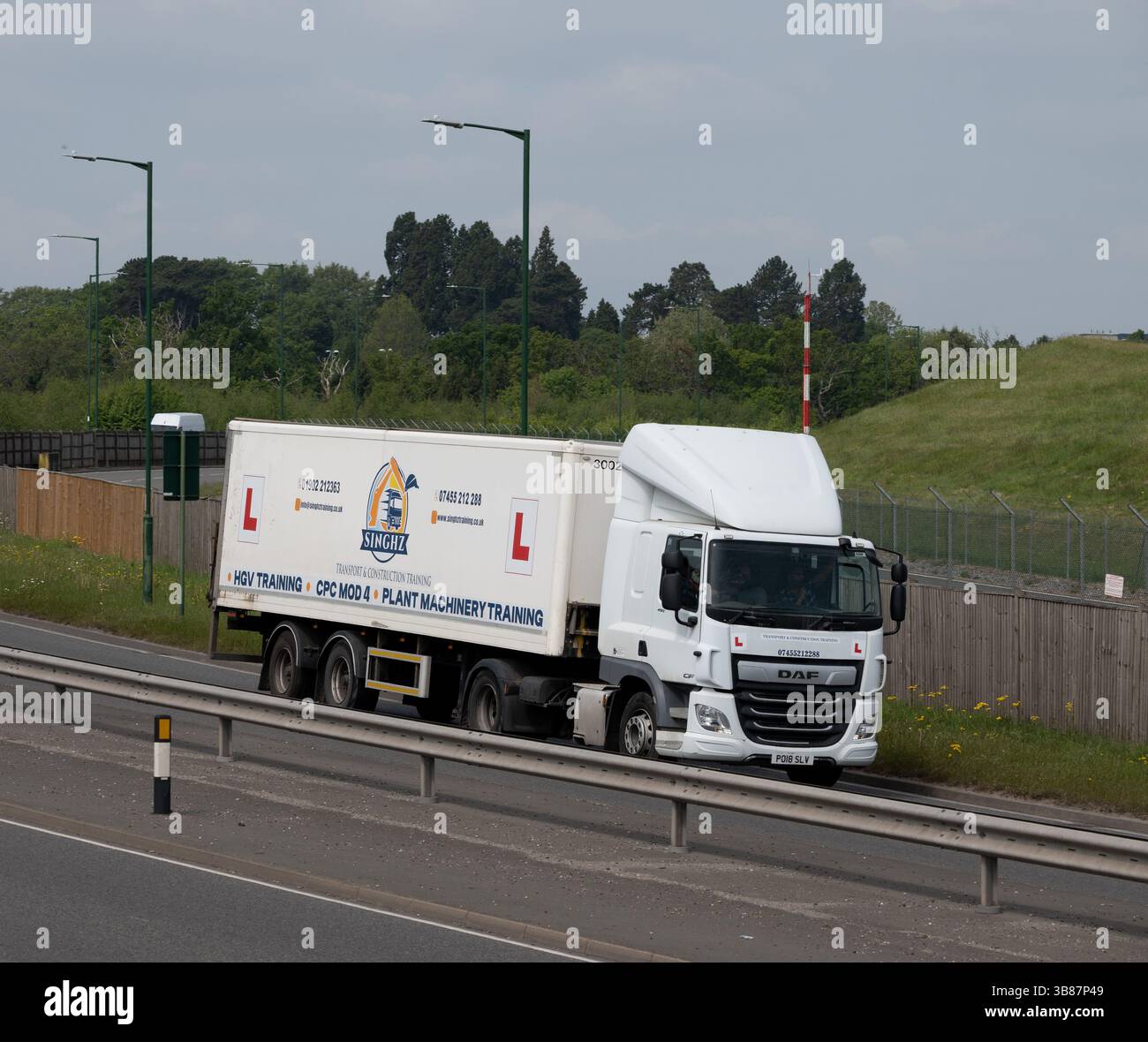 Camion d'entraînement Singhz, route A45, Birmingham, Royaume-Uni Banque D'Images