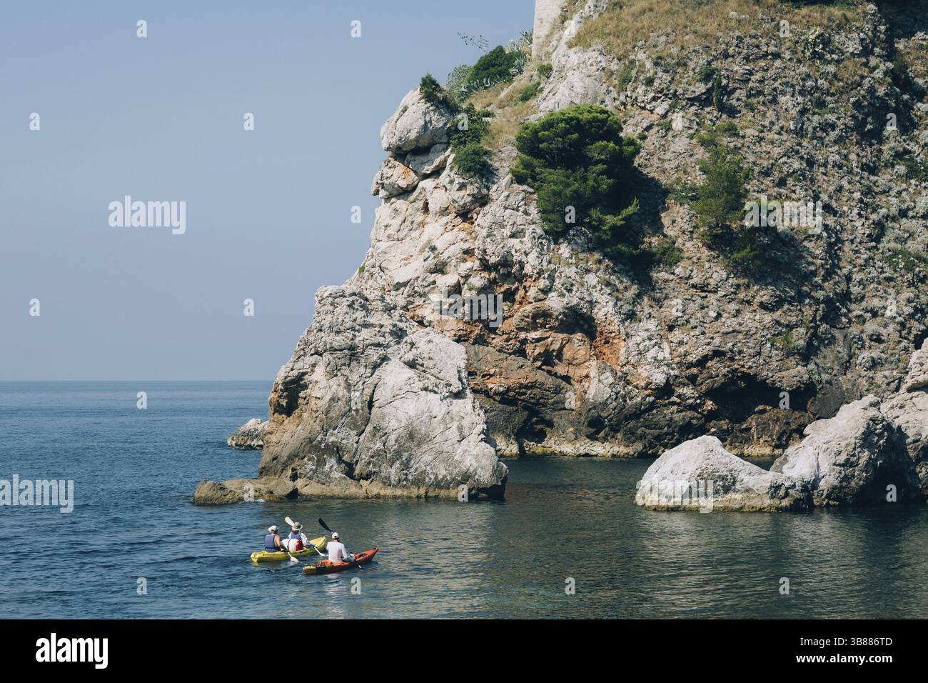 Kayaks en mer. Kayak touristique dans la mer près de Dubrovnik, Croatie. Drone photo aérien Banque D'Images