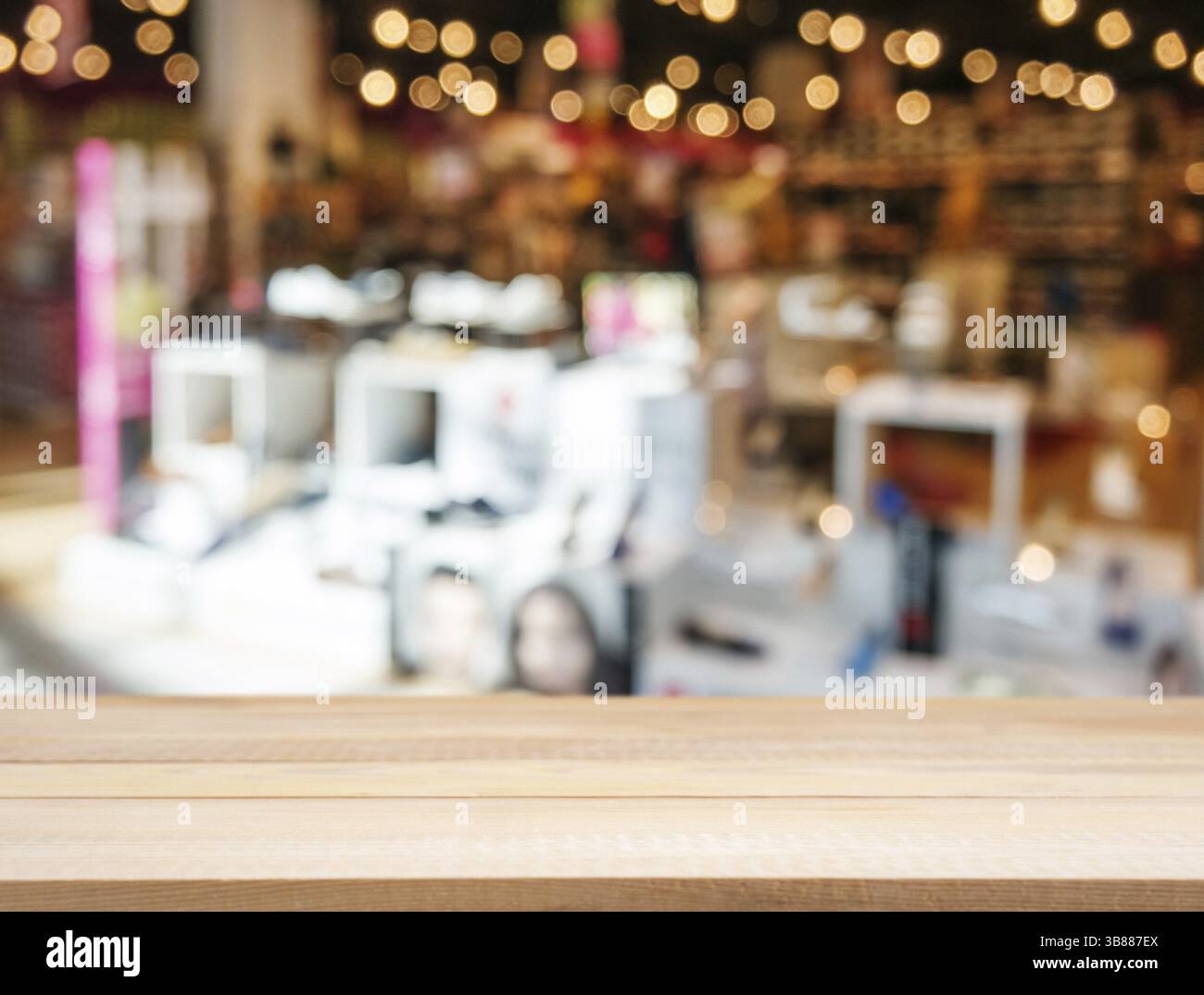 Planche de bois table vide devant un fond flou. Perspective bois clair sur flou dans le magasin de chaussures de shopping - peut être utilisé pour l'affichage ou le montage Banque D'Images