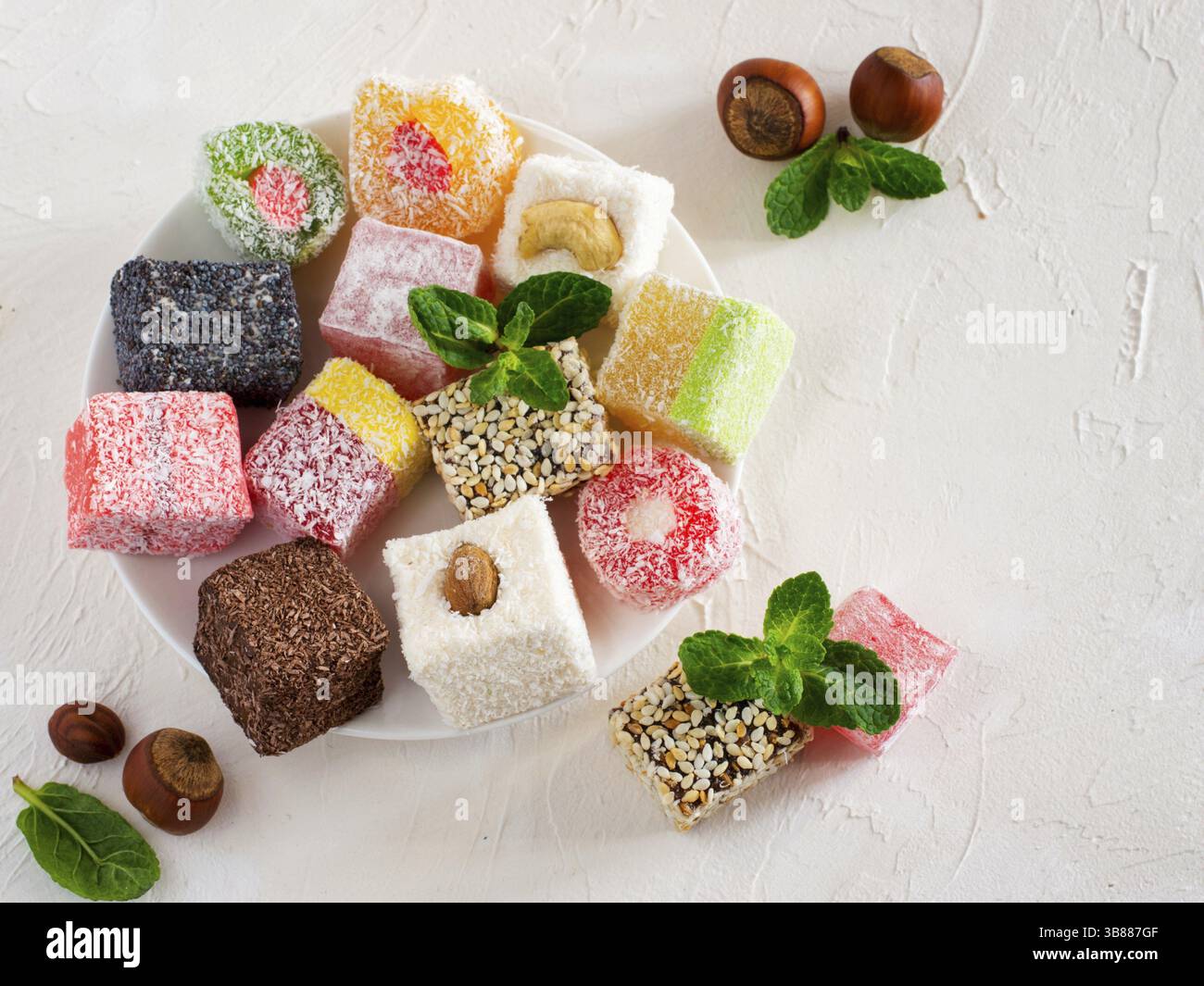 Loukoum sur blanc fond rustique. Turkish deligh set. Assortiment de loukoums traditionnelle sur fond d'Orient Banque D'Images