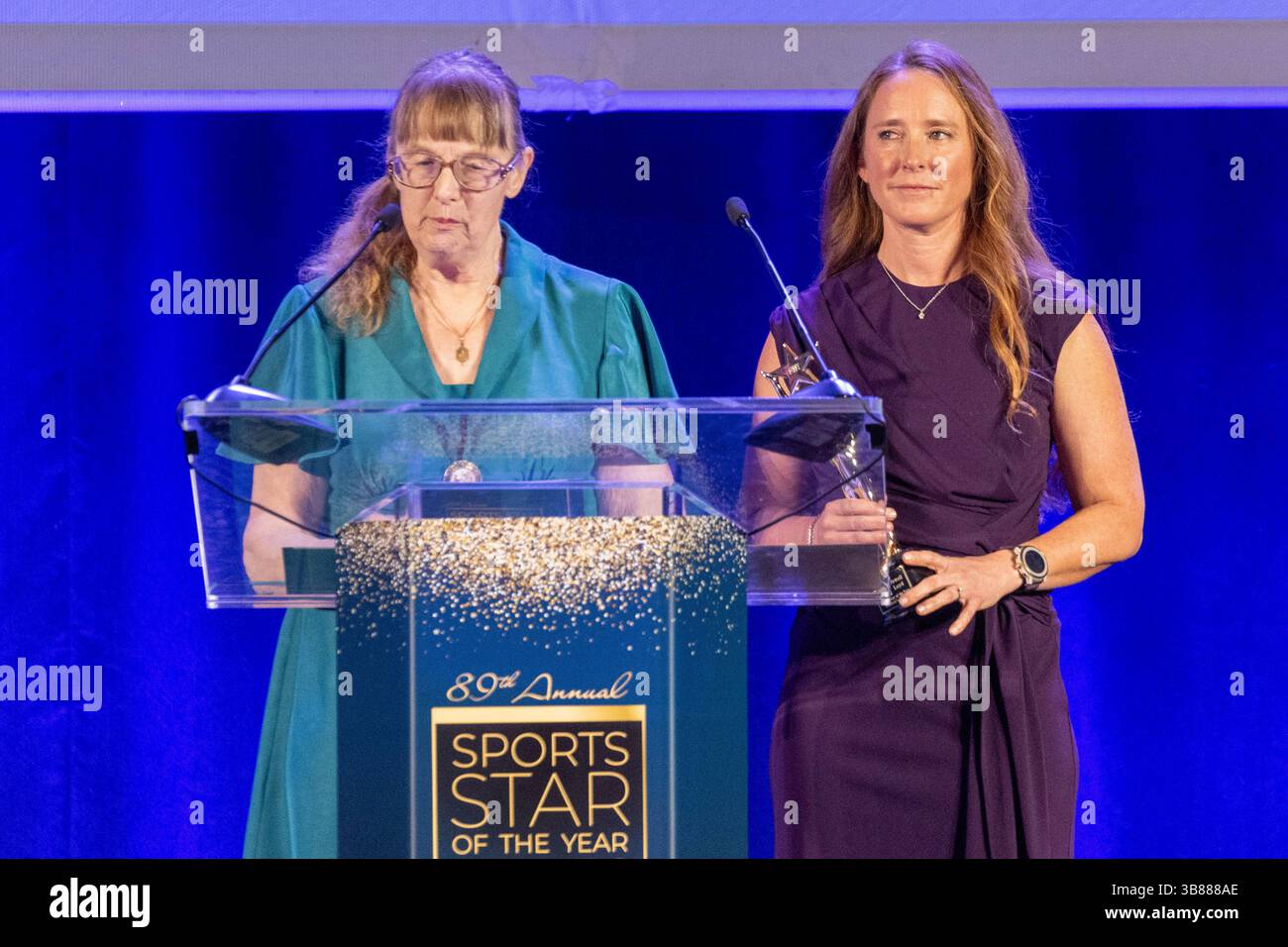 15 janvier 2024, Seattle, Washington, États-Unis : MARY WHIPPLE, ancienne coxswain de l'Université de Washington, et JUDY RANTZ, la fille de JUDY Boys in the Boat, ancienne membre de l'UW Boys in the Boat, annoncent le prix de l'athlète féminine de l'année, lors des Sports Star of the Year Awards 89 en 2024. (Crédit image : © Melissa Levin/ZUMA Press Wire) Banque D'Images