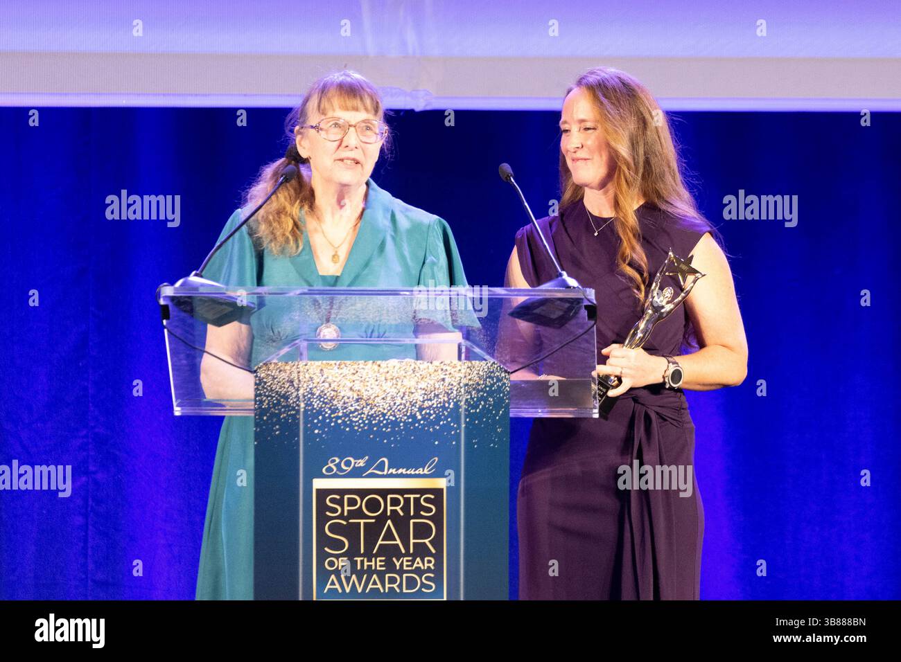 15 janvier 2024, Seattle, Washington, États-Unis : MARY WHIPPLE, ancienne coxswain de l'Université de Washington, et JUDY RANTZ, la fille de JUDY Boys in the Boat, ancienne membre de l'UW Boys in the Boat, annoncent le prix de l'athlète féminine de l'année, lors des Sports Star of the Year Awards 89 en 2024. (Crédit image : © Melissa Levin/ZUMA Press Wire) Banque D'Images