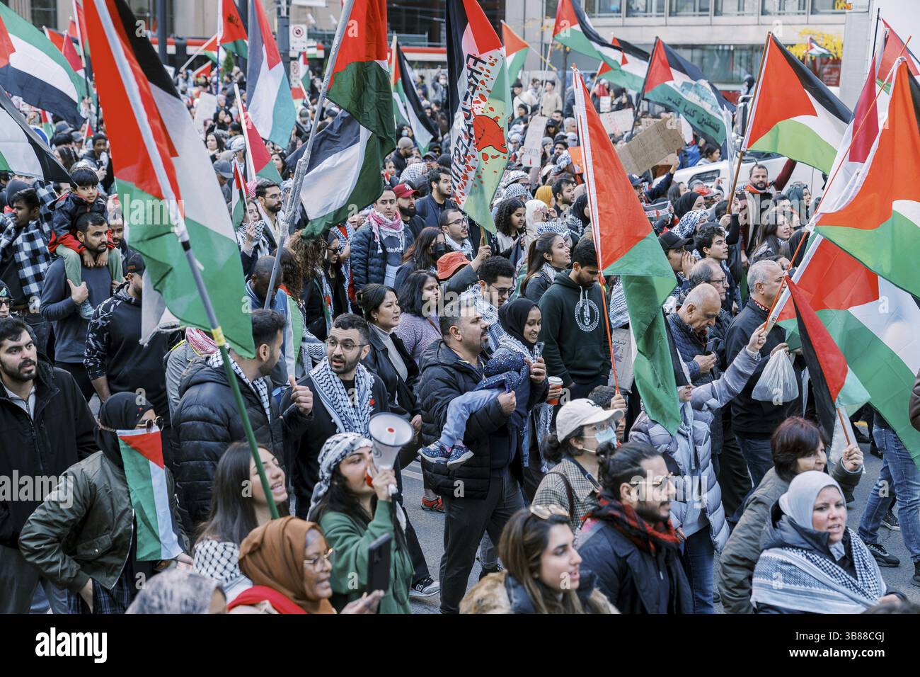 Toronto, Canada - 28 octobre 2023 : marche anti-guerre à Toronto par les Palestiniens contre l'agression israélienne à Gaza. Manifestation pacifique de la ville contre l'Isra Banque D'Images