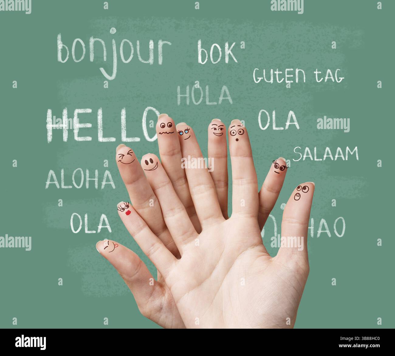 Bonjour en différentes langues sur un tableau vert Banque D'Images