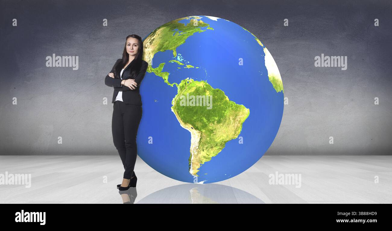 Femme d'affaires se trouve près de big balle terre de la salle grise. Éléments de cette image fournie par la NASA Banque D'Images