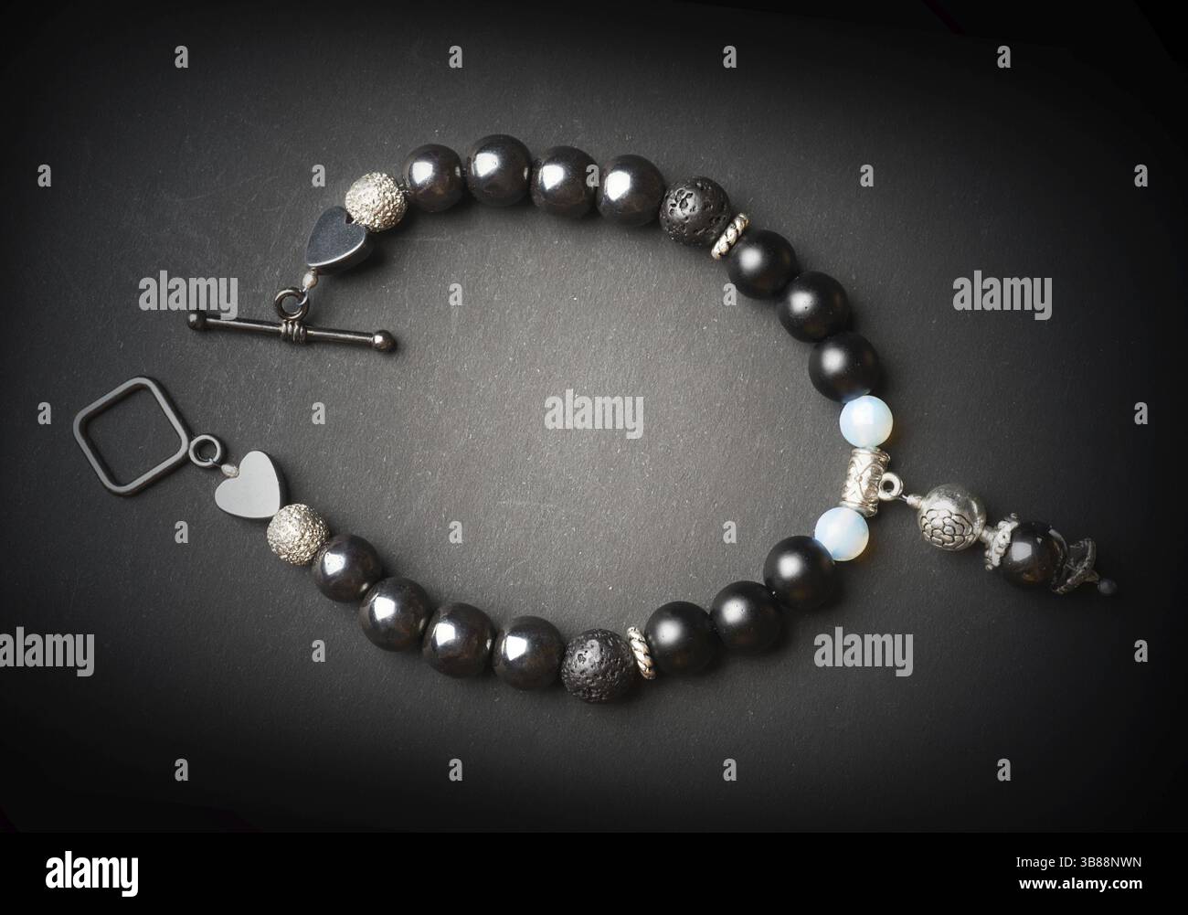 Bijou bracelet fait main avec des pierres semi-précieuses sur fond noir Banque D'Images