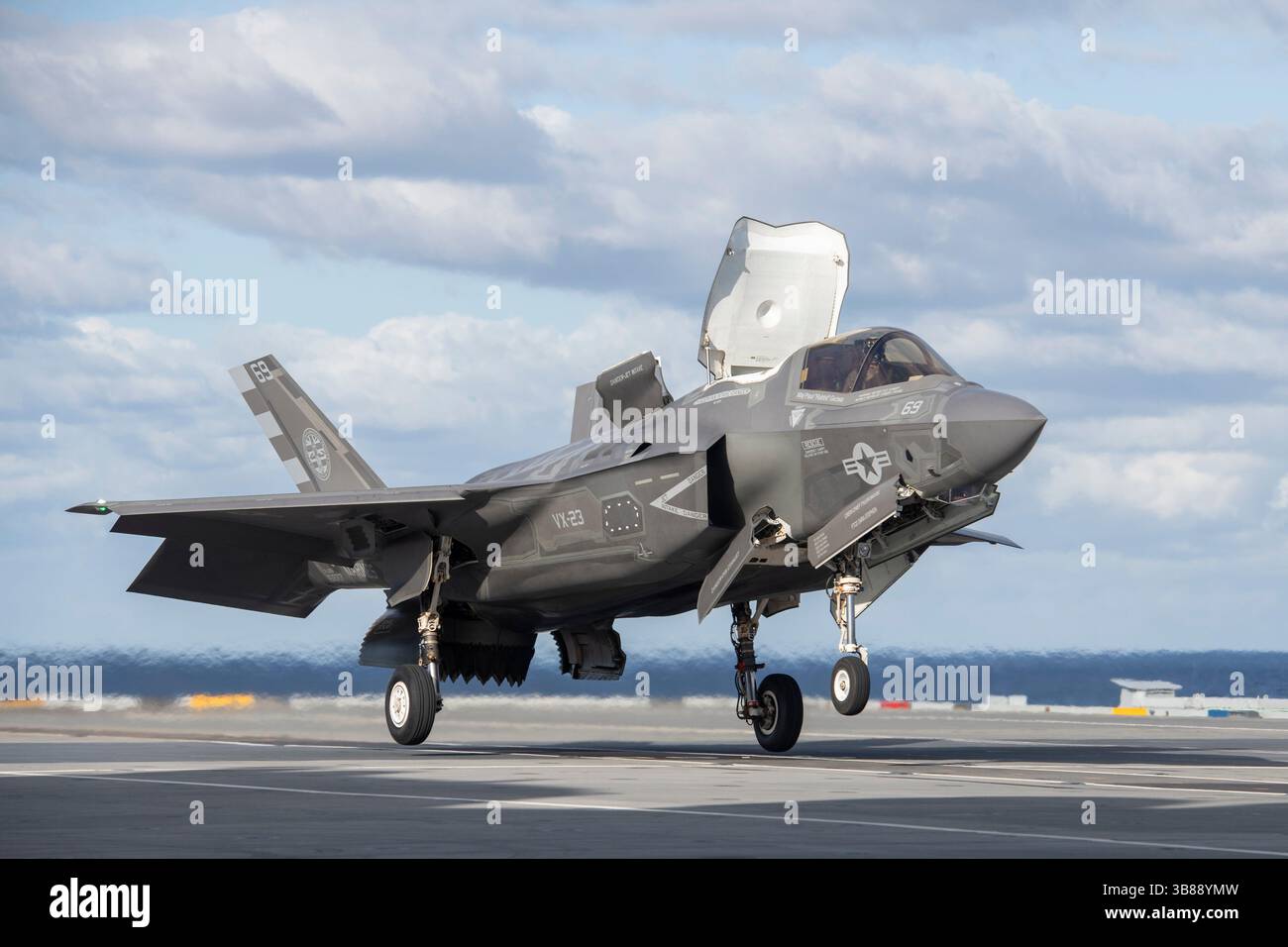 24 octobre 2023, Patuxent River, MD, États-Unis : un chasseur furtif F-35B Lightning II du corps des Marines des États-Unis effectue un atterrissage vertical roulant embarqué sur le pont d'envol du porte-avions de classe Queen Elizabeth de la Royal Navy HMS Prince of Wales lors des essais en vol de phase 3 des essais de développement, le 24 octobre 2023 au large des côtes du Maryland, États-Unis. (Image de crédit : © Kyra Helwick/U.S. Navy/Planet Pix via ZUMA Press Wire) Banque D'Images