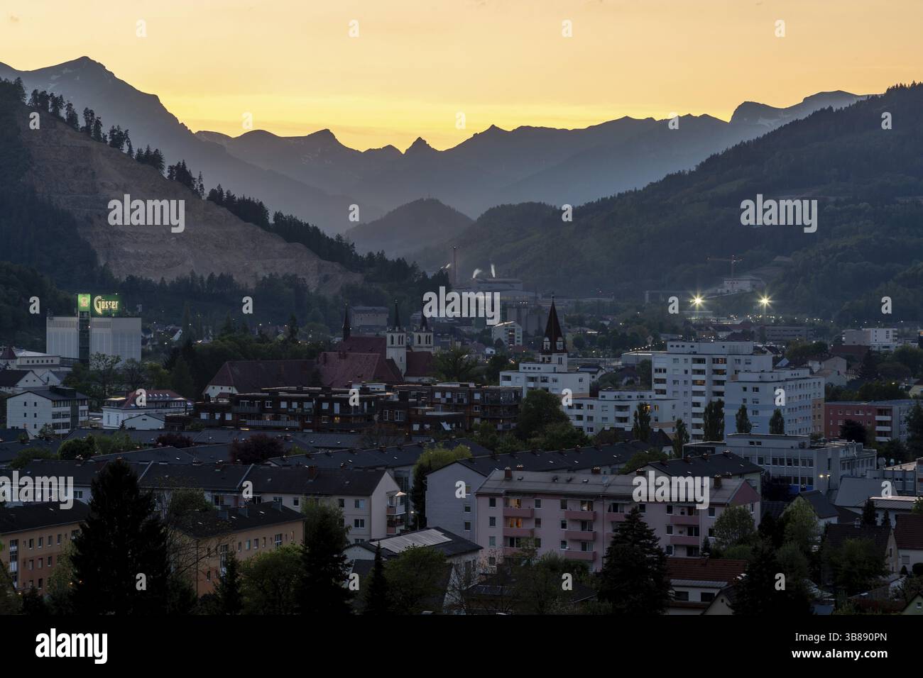 Ambiance du soir, coucher de soleil après coucher de soleil sur le massif du Reiting, vue sur Goess, quartier de Leoben, en arrière-plan Donawitz avec l'acier alpin Voest Banque D'Images