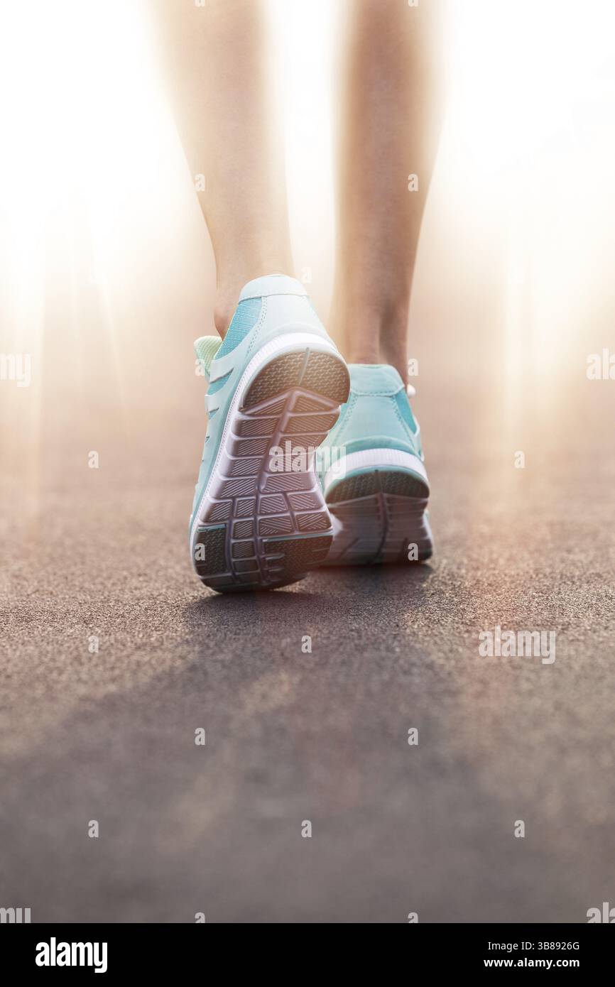 Exécution sur pieds femme gros plan sur chaussure route Banque D'Images
