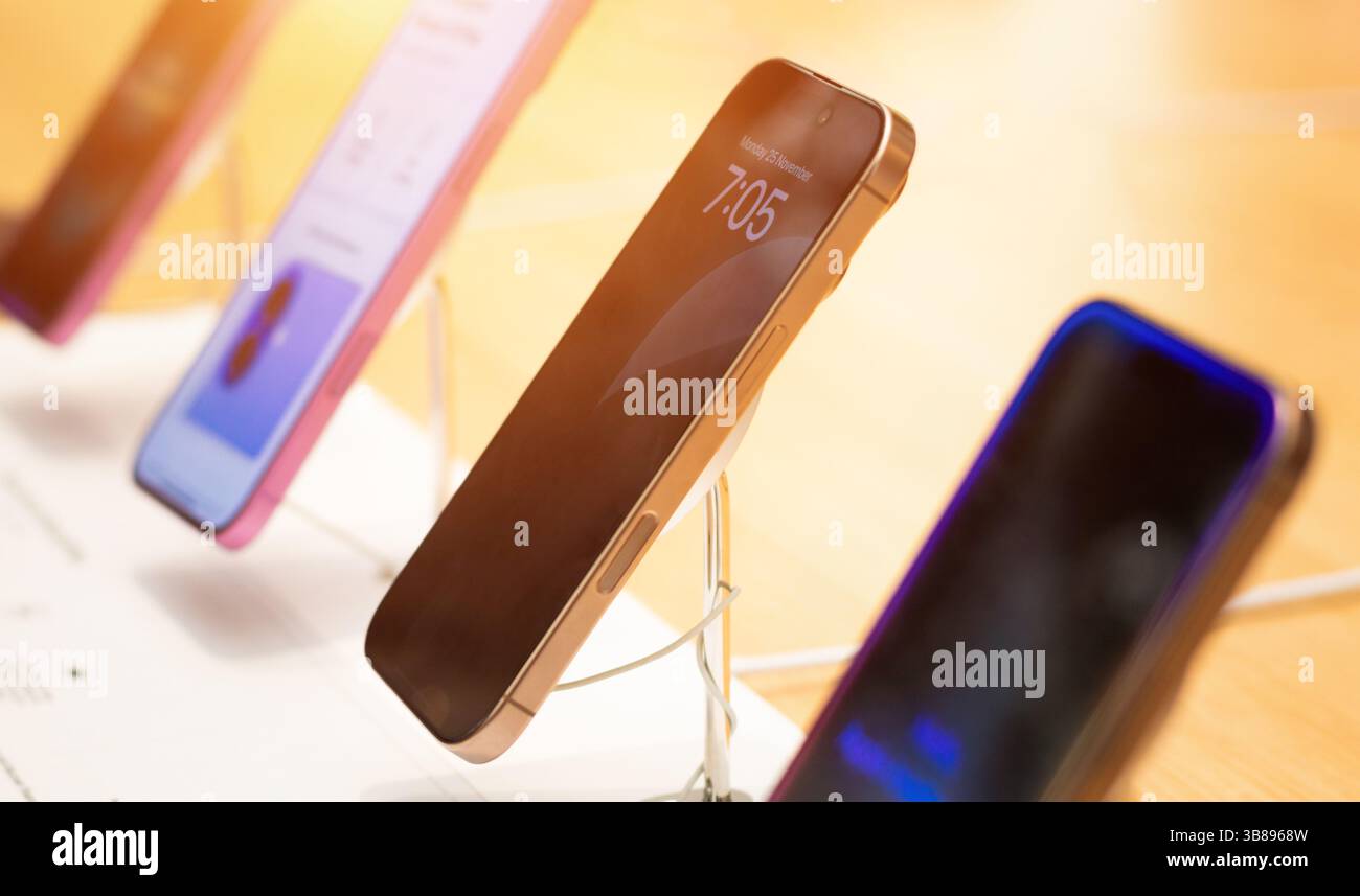 Apple iPhone nouveau smartphone 16 Pro Series modèles de 18e génération. Dernières variantes à vendre sur l'affichage dans le magasin de détail. Le plus grand fournisseur de téléphones portables. Banque D'Images
