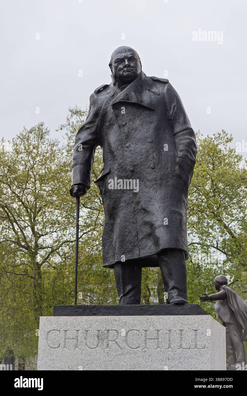 Londres, Angleterre - 19 avril 2025 : Statue de Winston Churchill, Parliament Square par Ivor Roberts-Jones Banque D'Images