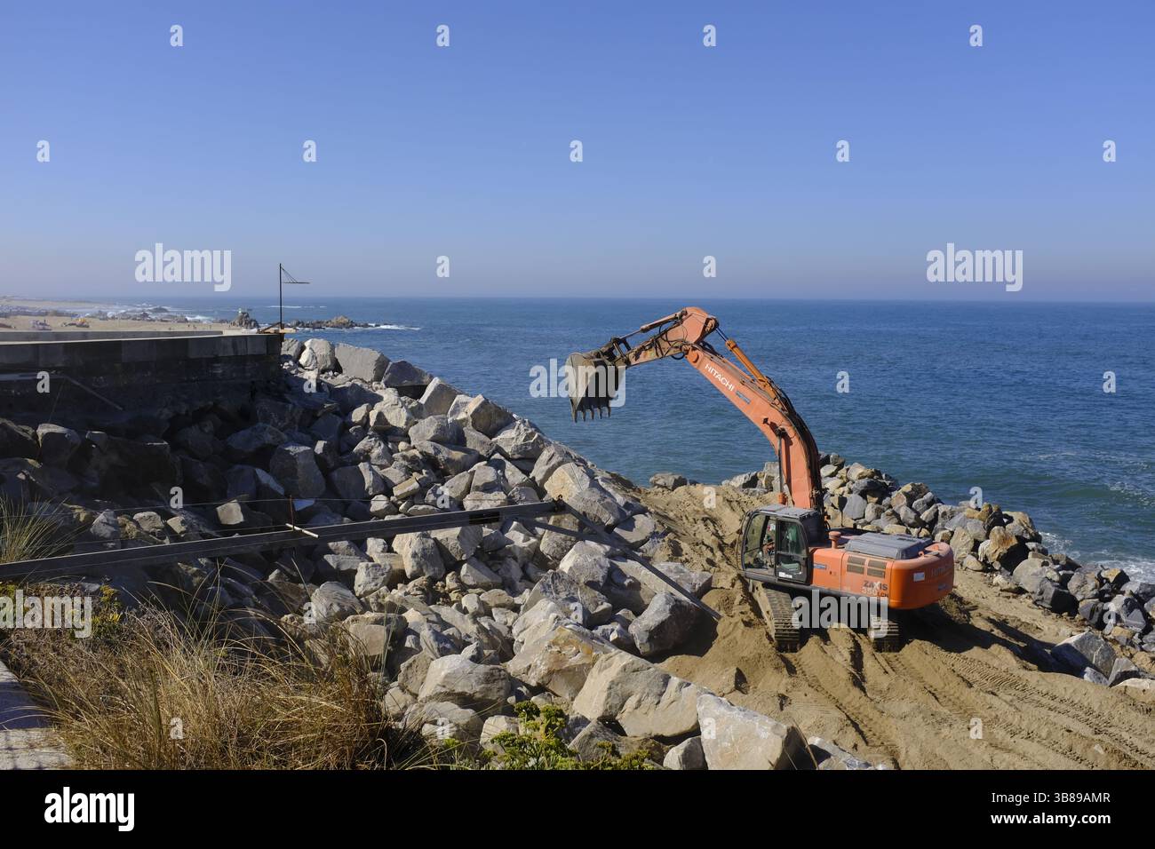 Travaux de restauration pour prévenir l'érosion, sur le littoral de Vila do Conde en 2022. Les travaux sont réalisés par l'Agence portugaise pour l'environnement (APA). Banque D'Images