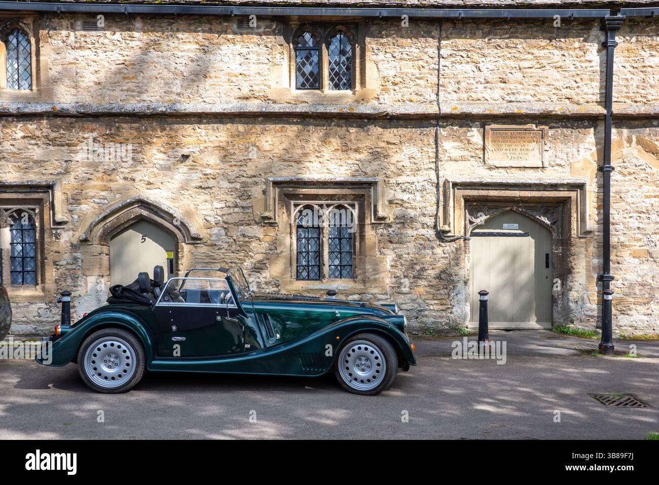 Voiture de sport Morgan devant Warwick Almshouses, Church Lane, Burford, Oxfordshire Banque D'Images