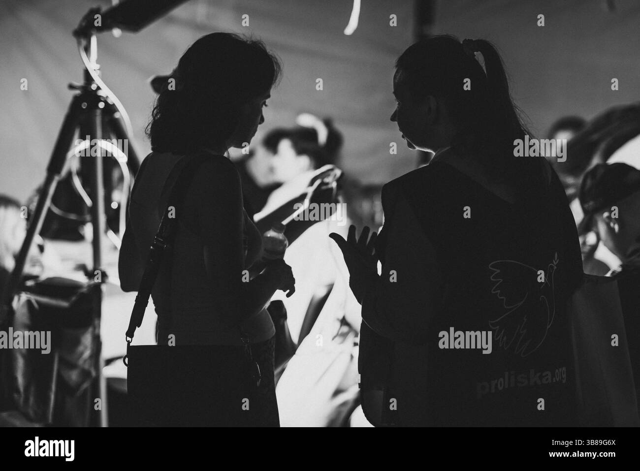 28 juin 2024, Dnipro, oblast de Dnipropetrovsk, Ukraine : les victimes de la frappe de missiles russes, le couple marié Olga et Oleksandr, reçoivent une aide des services de secours et un soutien psychologique. Leur appartement a été complètement détruit à la suite d'une attaque de missile russe le 28.06.2024, à Dnipro, Ukraine (crédit image : © Den Polyakov/ZUMA Press Wire) Banque D'Images