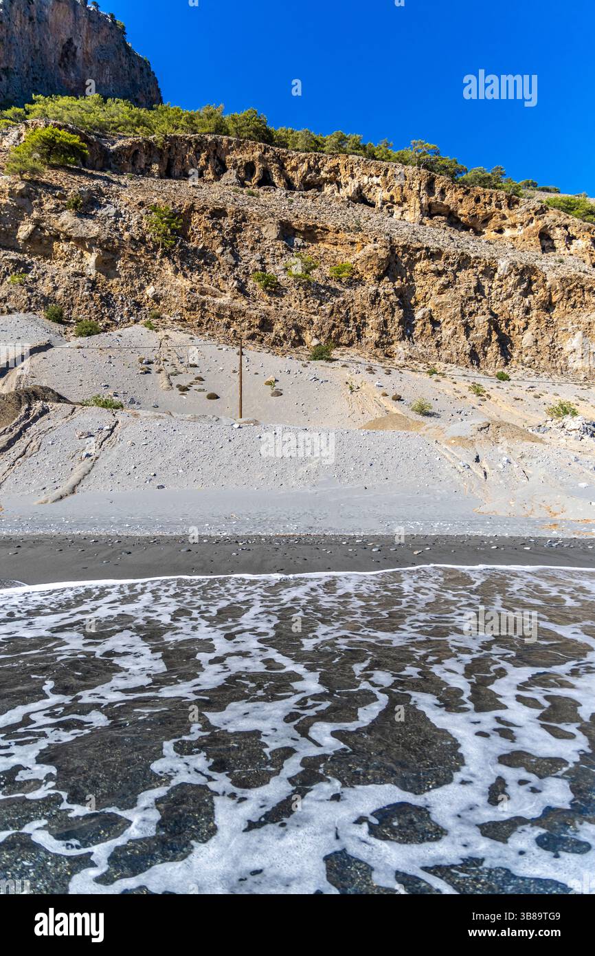Le dernier tronçon de Samaria gorge menant à la plage de sable noir, offrant une vue spectaculaire sur les montagnes Banque D'Images