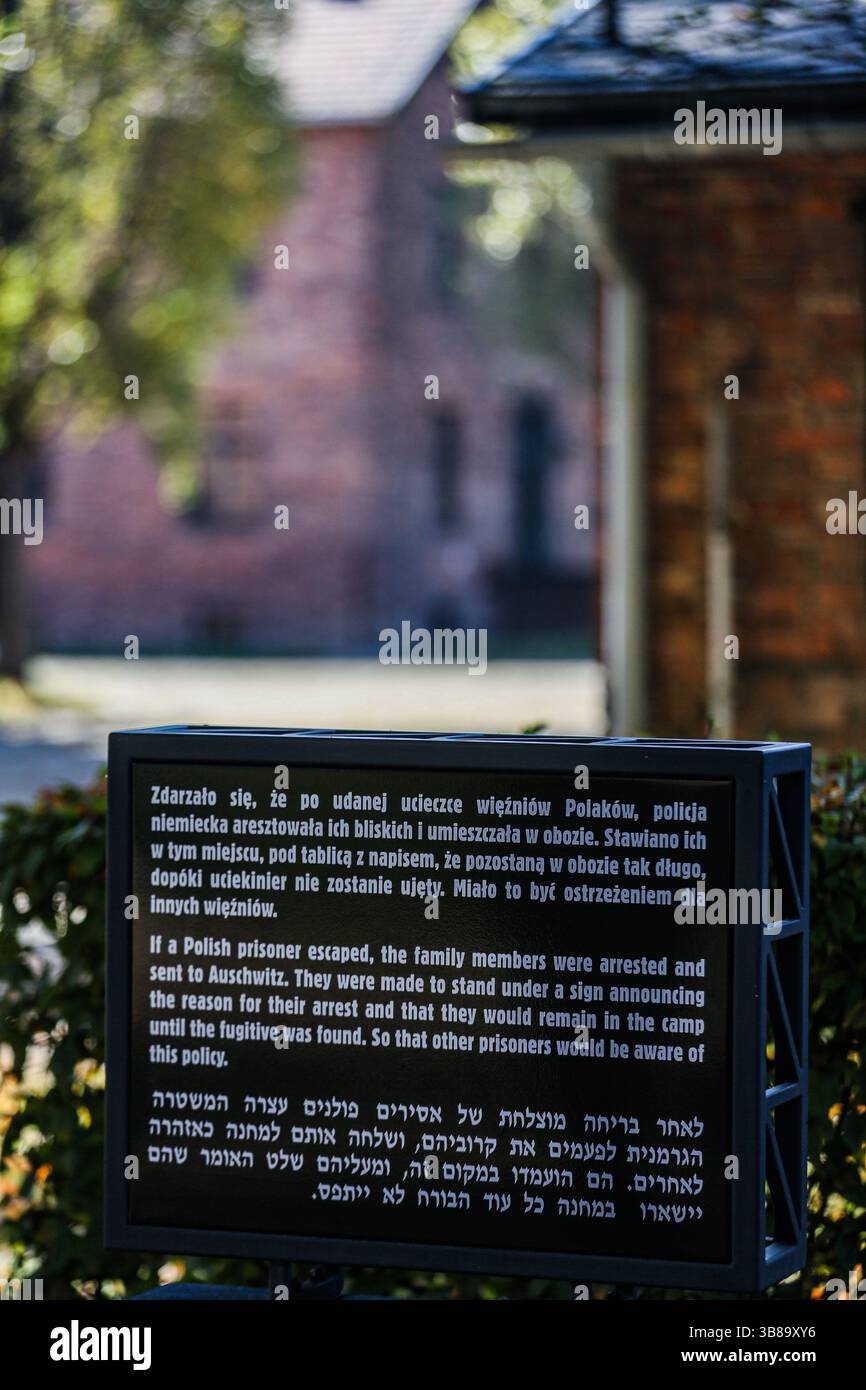 13 octobre 2022, Auschwitz, New York, Pologne : un panneau expliquant les répercussions des prisonniers qui ont fui ou désobéi aux règles. .Le camp d'Auschwitz lui-même couvre 50 acres et comprend 46 bâtiments historiques, dont une caserne en briques rouges de deux étages, une cuisine, un crématorium et plusieurs bâtiments administratifs en briques et en béton. (Crédit image : © Bianca Otero/ZUMA Press Wire) Banque D'Images